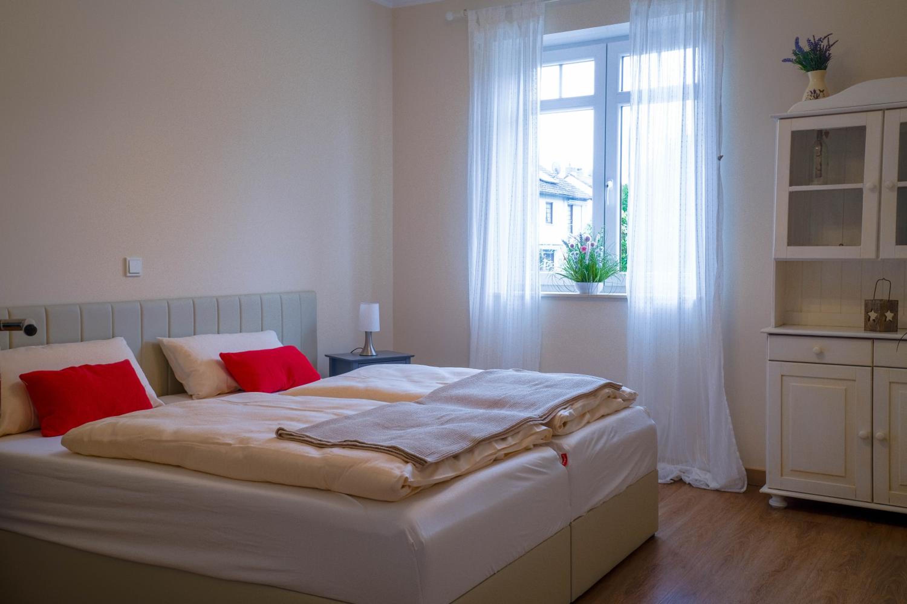 Dahem-Apartments - ruhig Parkplatz Rhein Main Gebiet gut erreichbar - 3 Apartments - barrierefrei mit Garten und Hund auf Anfrage -- 2 SZ Maisonette mit Ba