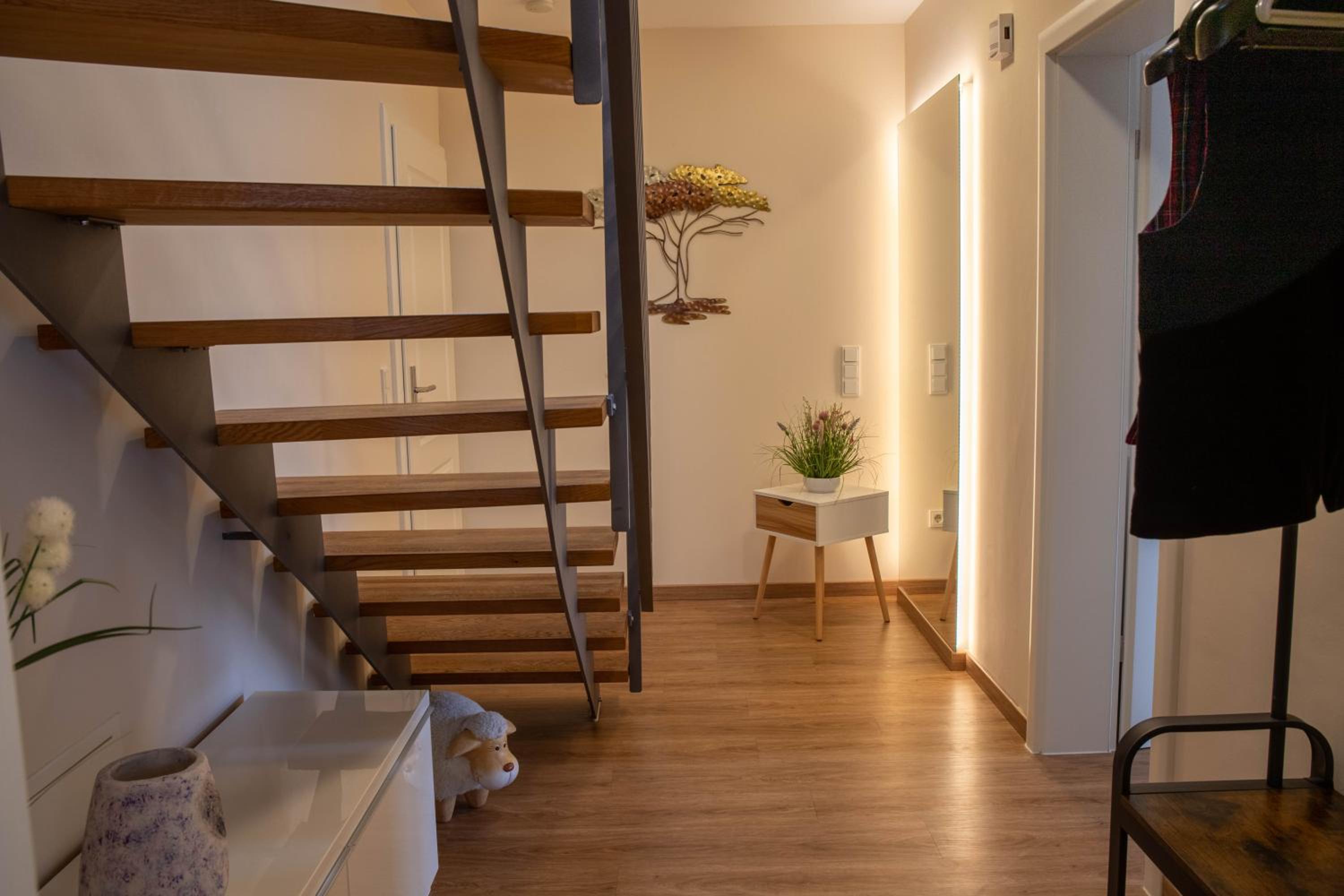 Dahem-Apartments - ruhig Parkplatz Rhein Main Gebiet gut erreichbar - 3 Apartments - barrierefrei mit Garten und Hund auf Anfrage -- 2 SZ Maisonette mit Ba