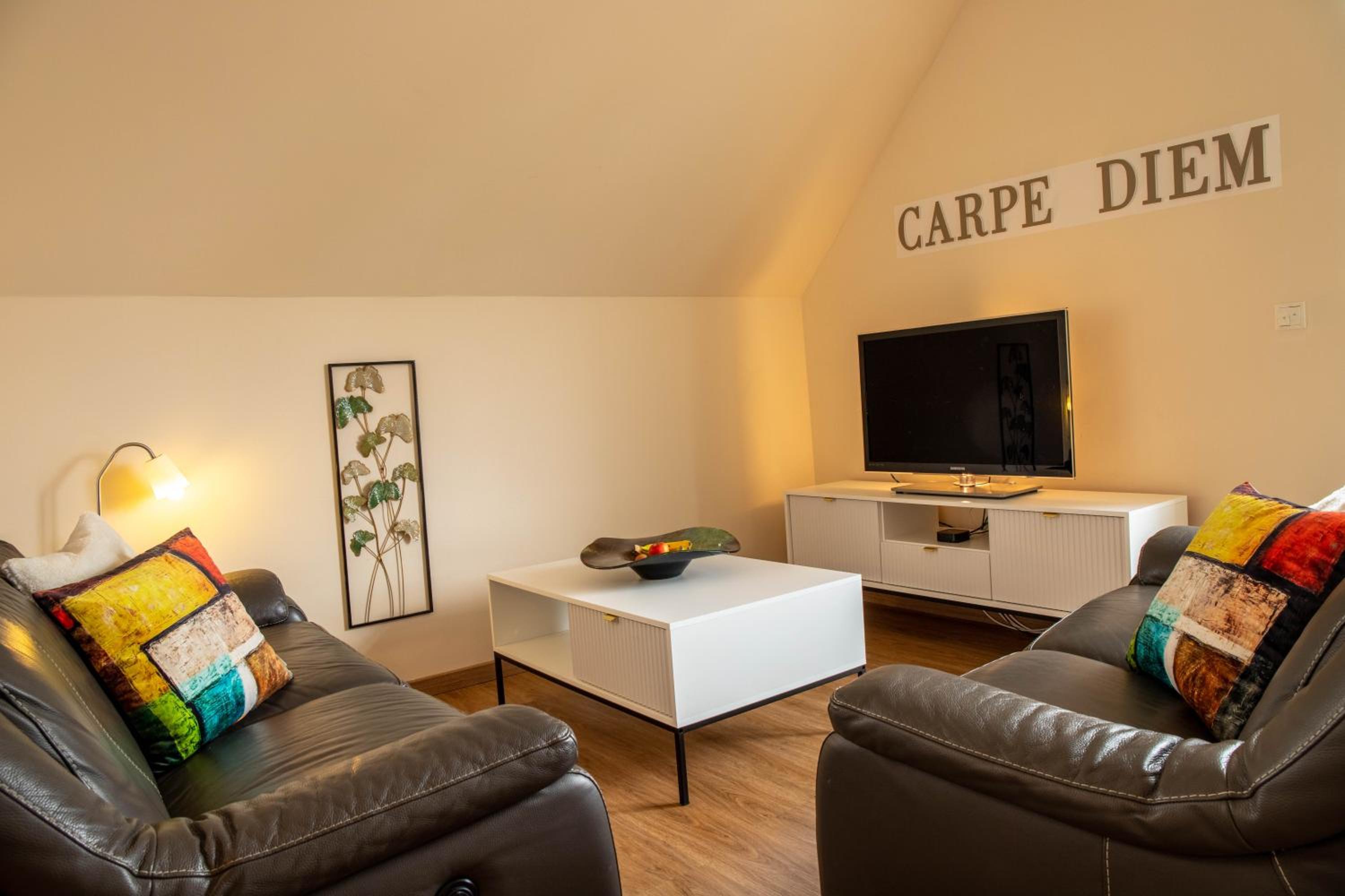 Dahem-Apartments - ruhig Parkplatz Rhein Main Gebiet gut erreichbar - 3 Apartments - barrierefrei mit Garten und Hund auf Anfrage -- 2 SZ Maisonette mit Ba