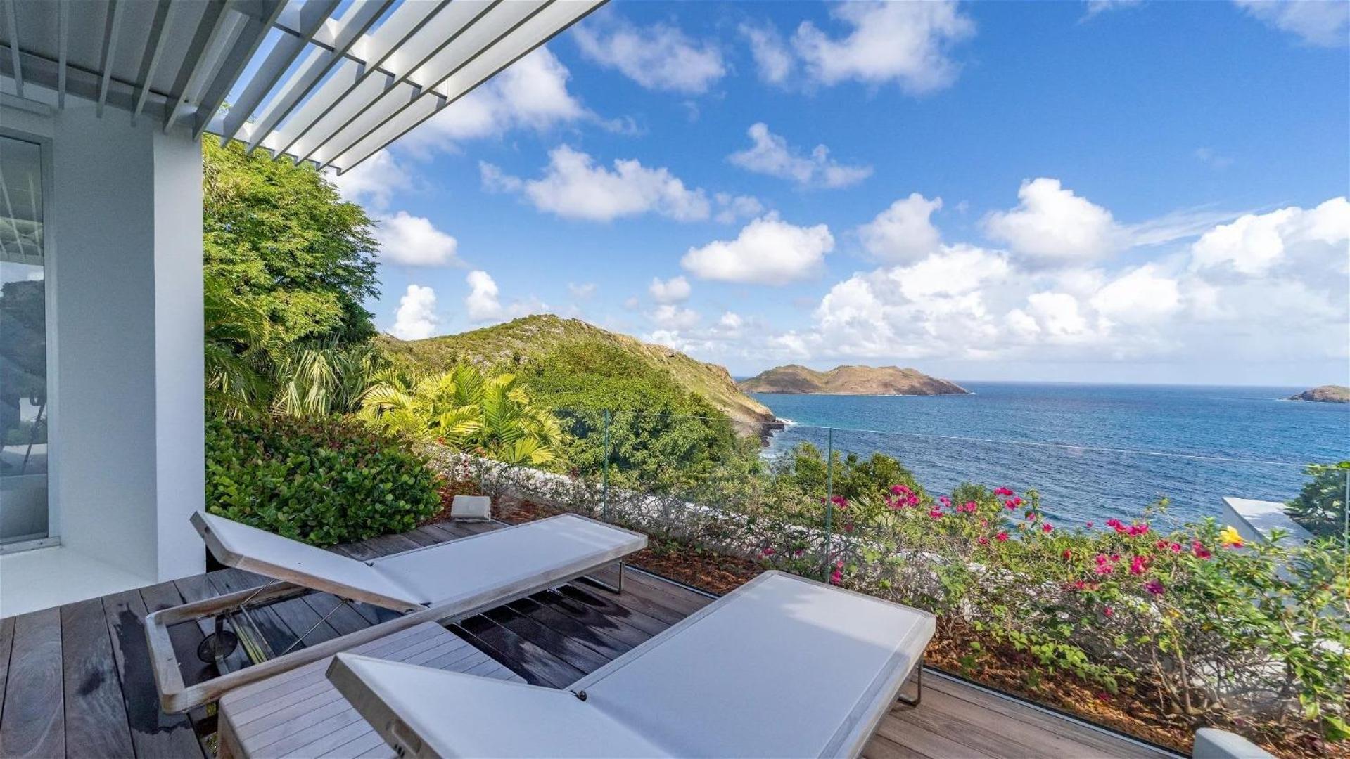 Luxurious Oceanfront Villa in Anse Des Cayes