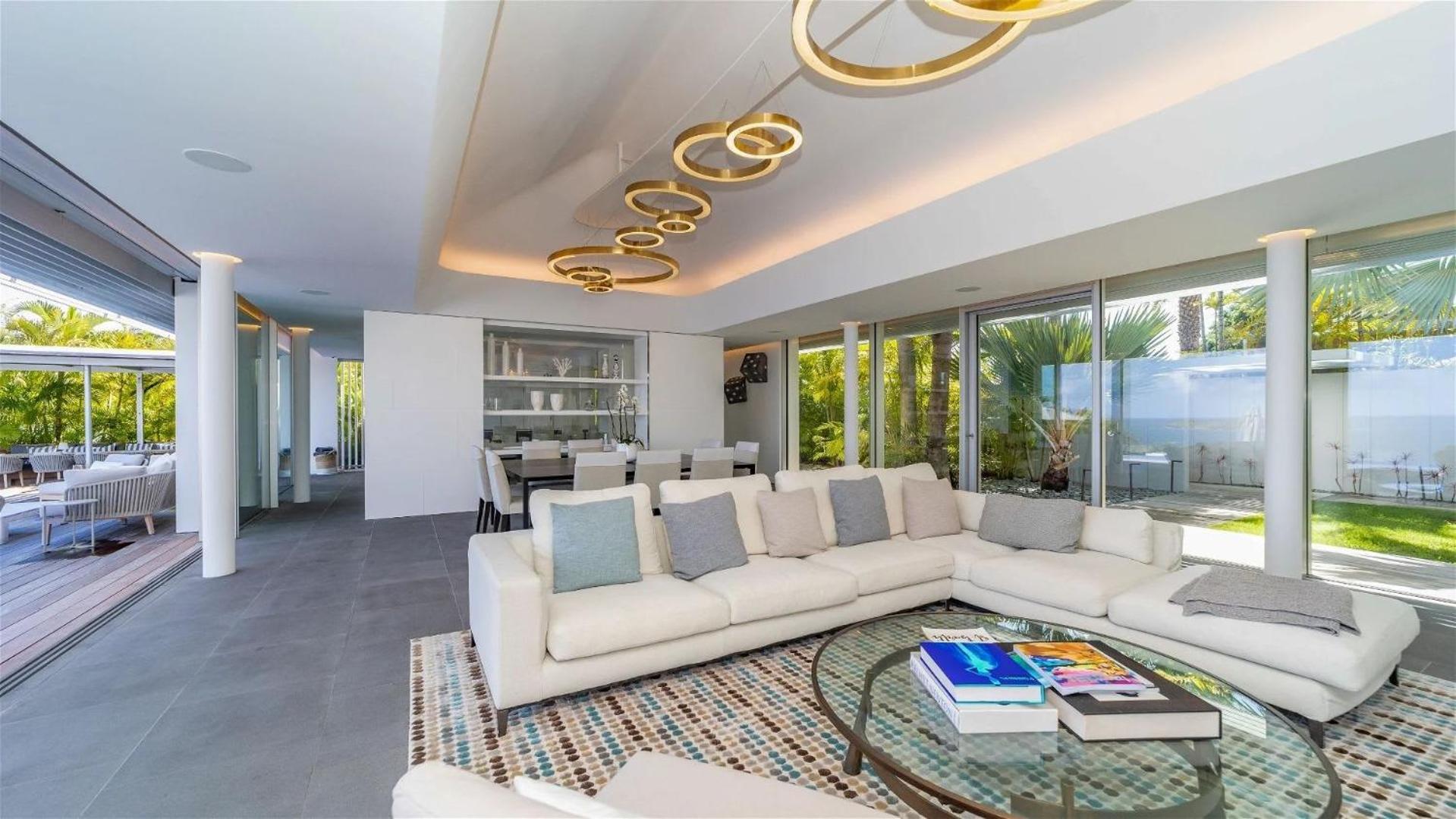 Luxurious Oceanfront Villa in Anse Des Cayes