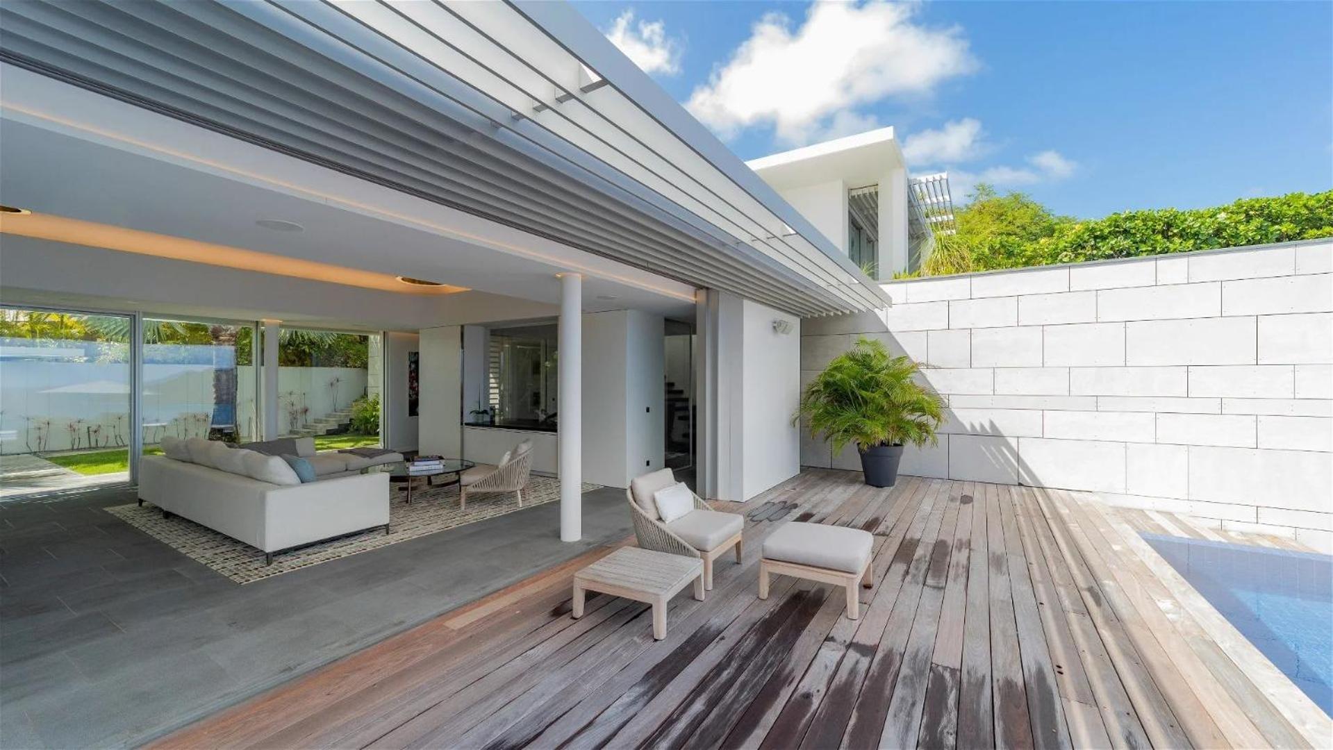 Luxurious Oceanfront Villa in Anse Des Cayes