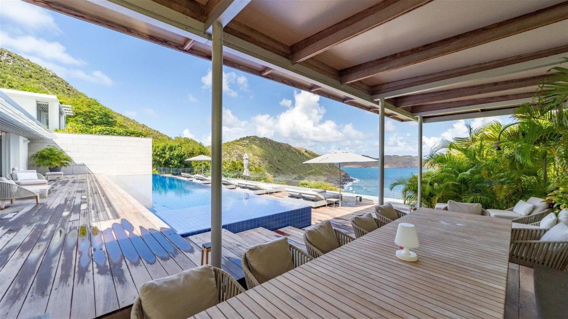 Luxurious Oceanfront Villa in Anse Des Cayes