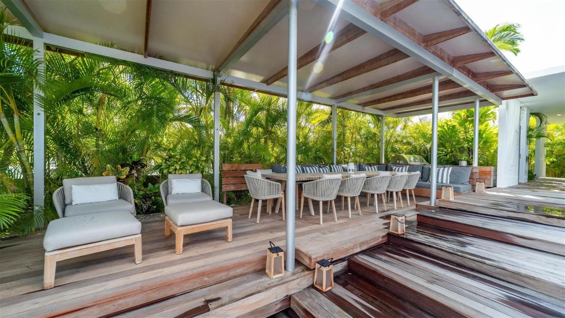 Luxurious Oceanfront Villa in Anse Des Cayes