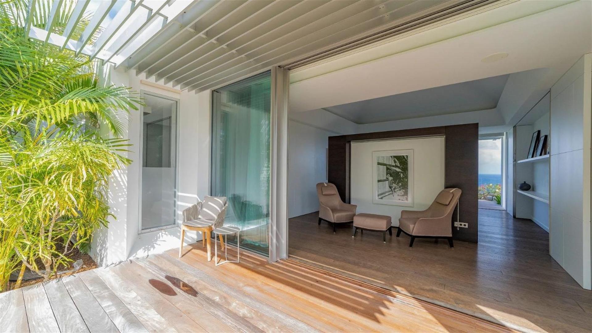 Luxurious Oceanfront Villa in Anse Des Cayes