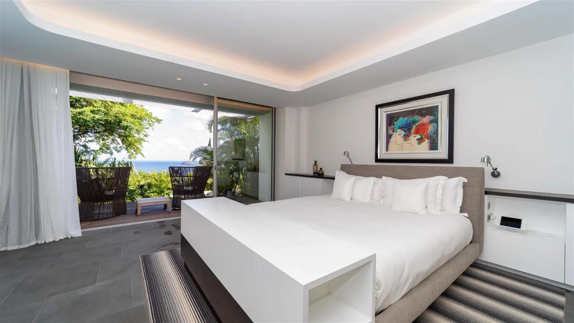 Luxurious Oceanfront Villa in Anse Des Cayes