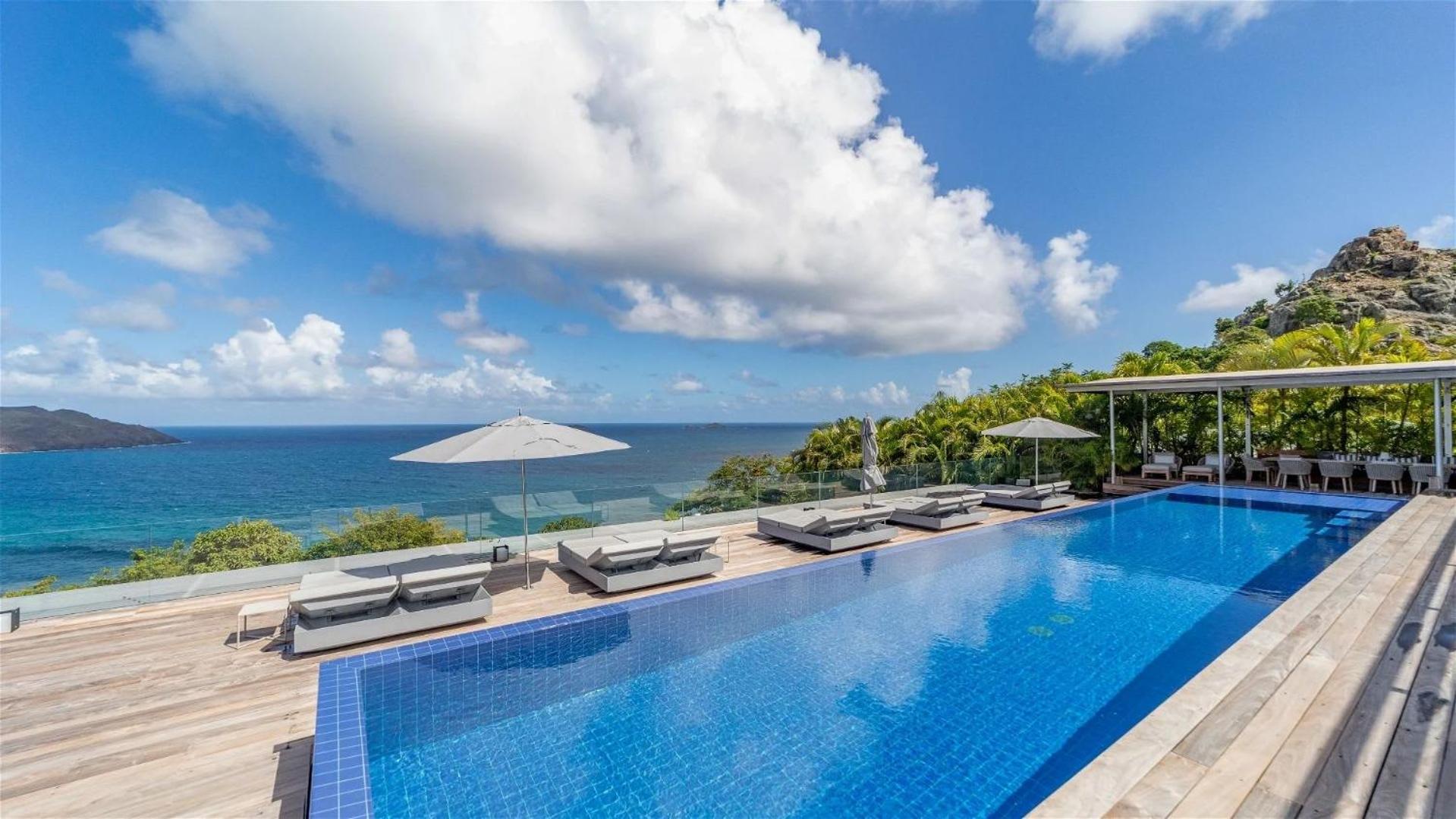 Luxurious Oceanfront Villa in Anse Des Cayes