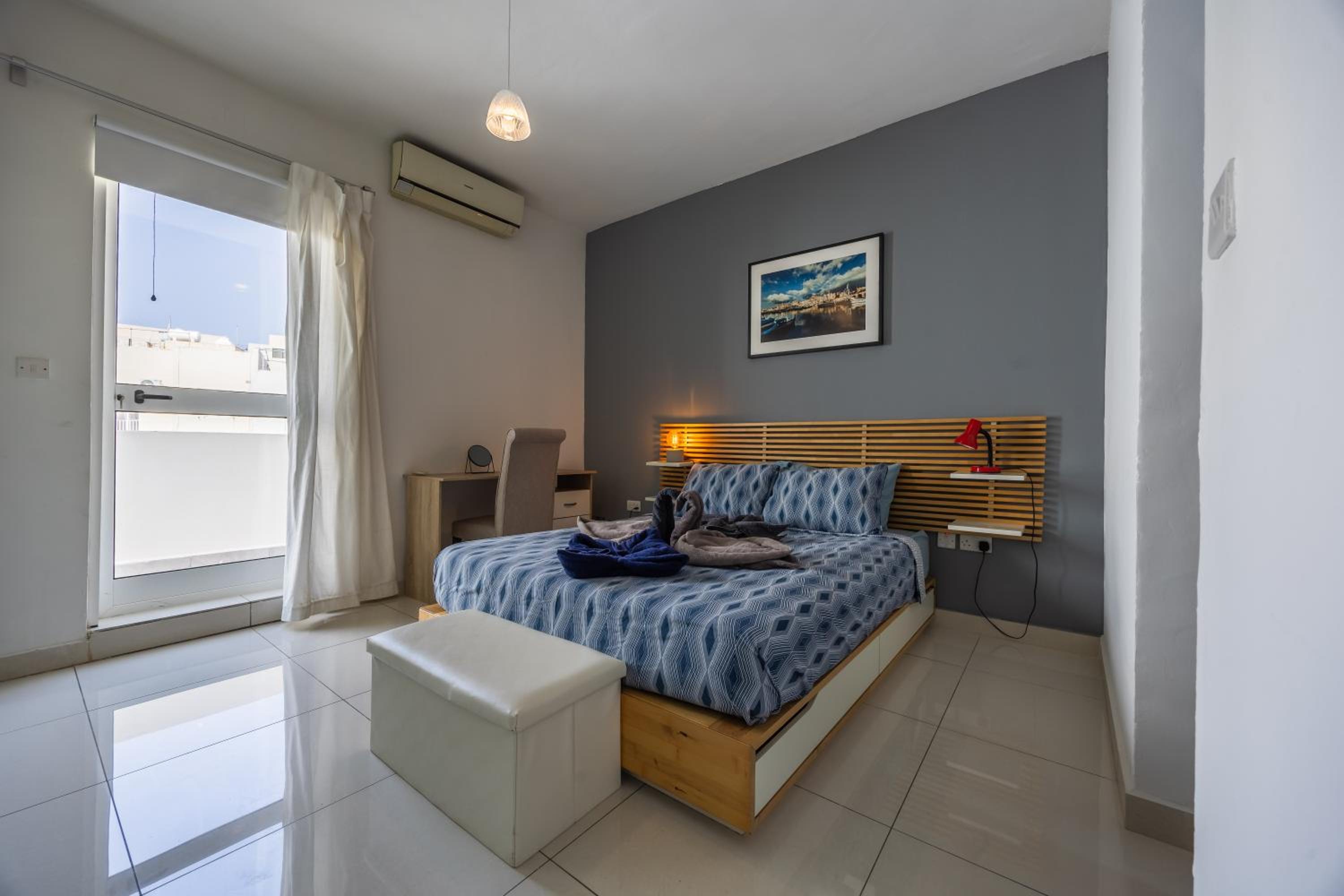 Cosy 2BR Sunlit Penthouse with Large Front Terrace - Close to St Julian's, Sliema, & Valletta photo 2