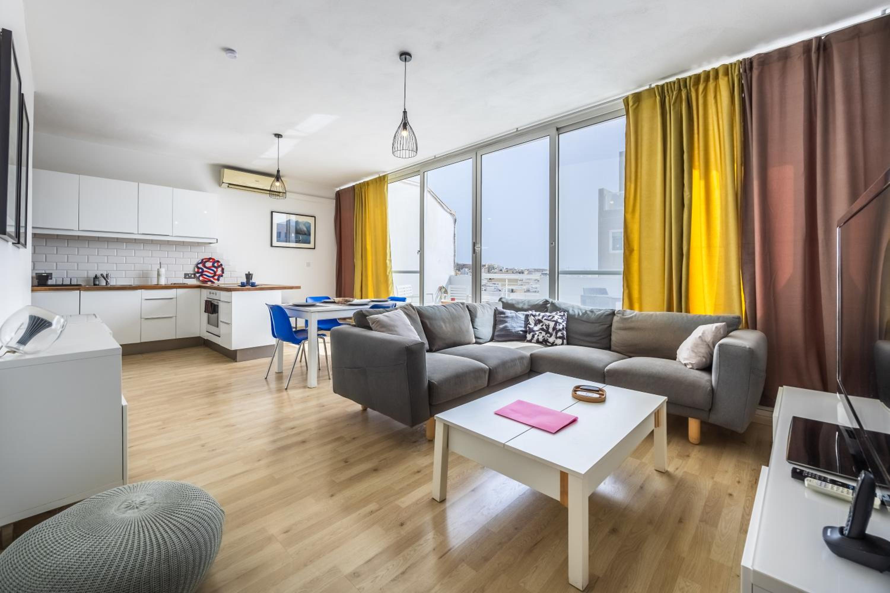 Cosy 2BR Sunlit Penthouse with Large Front Terrace - Close to St Julian's, Sliema, & Valletta view 3