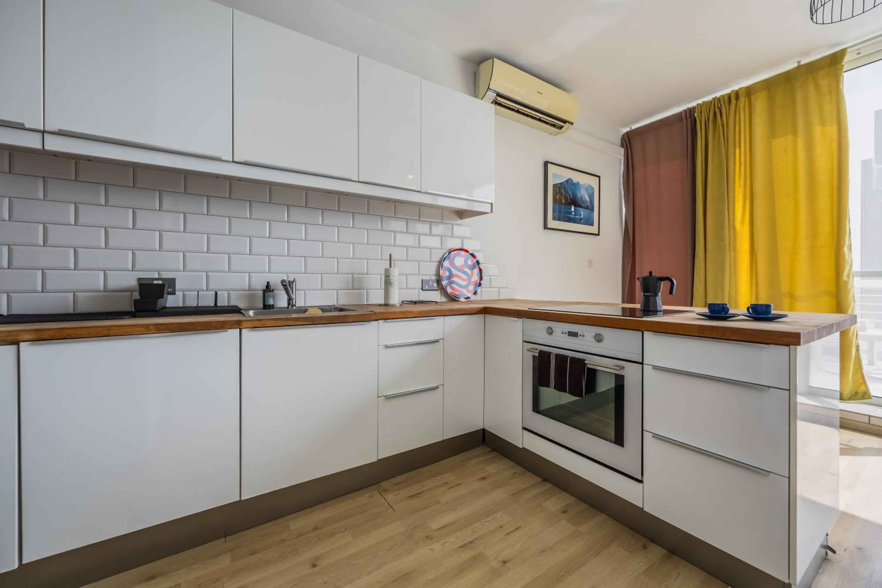 Cosy 2BR Sunlit Penthouse with Large Front Terrace - Close to St Julian's, Sliema, & Valletta photo 5