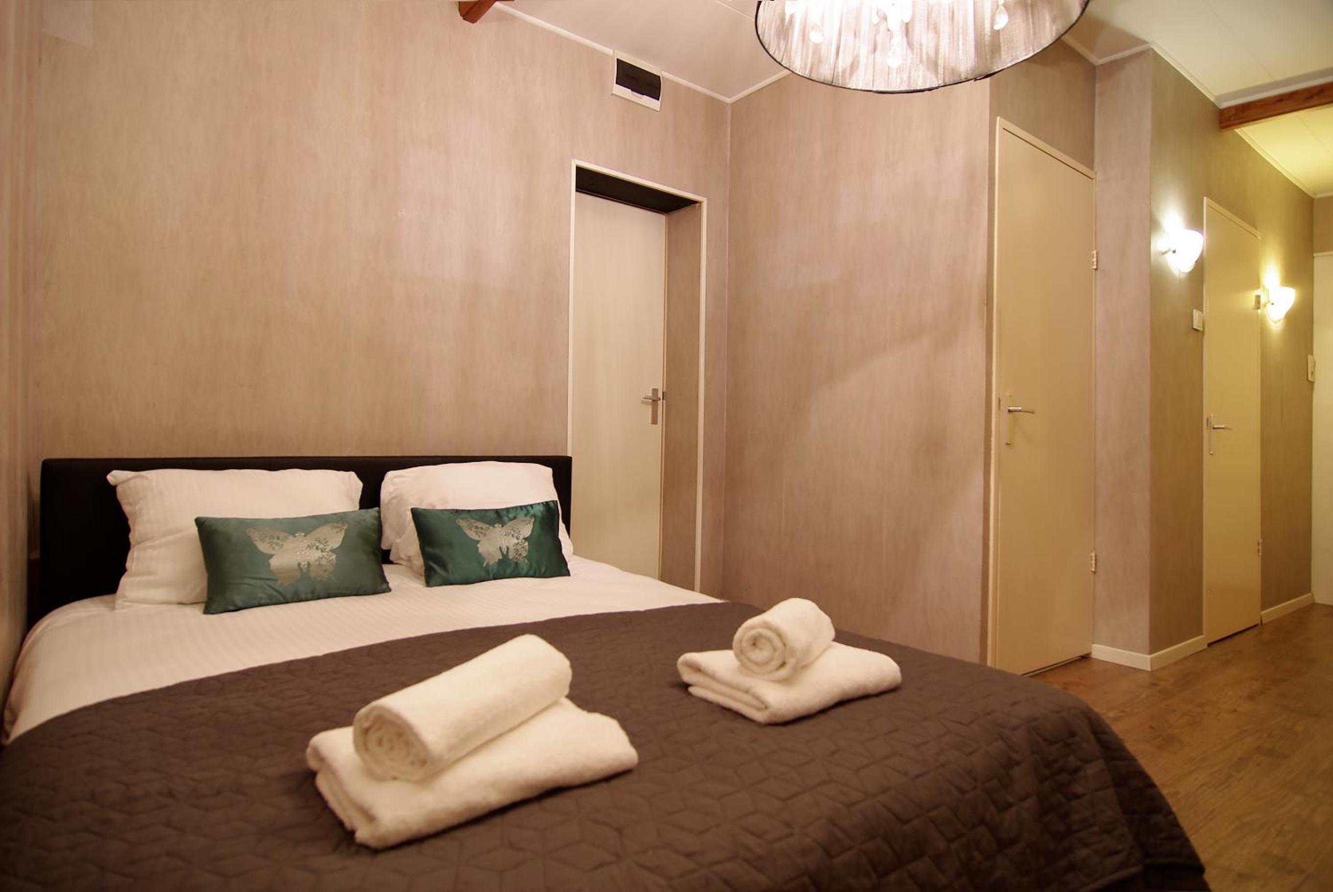 Group Stay, 7 minutes away from Amsterdam! view 5
