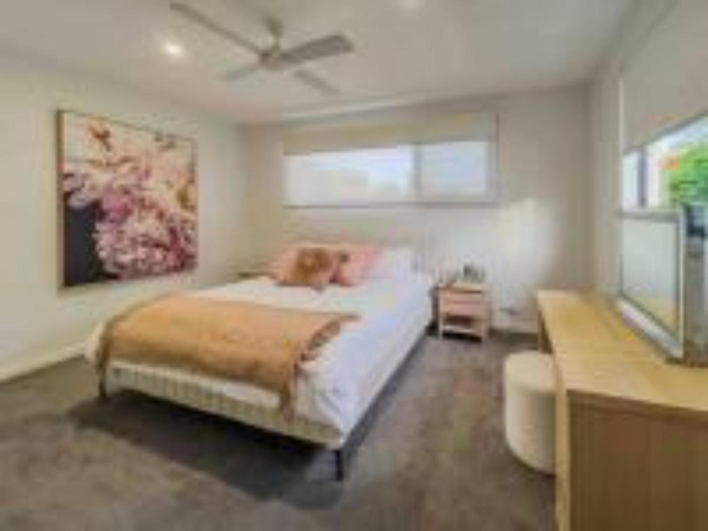 12 Sleep Millionaire's Waterfront