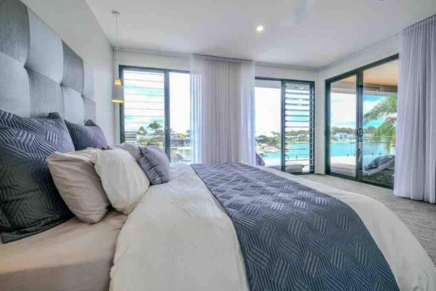 12 Sleep Millionaire's Waterfront