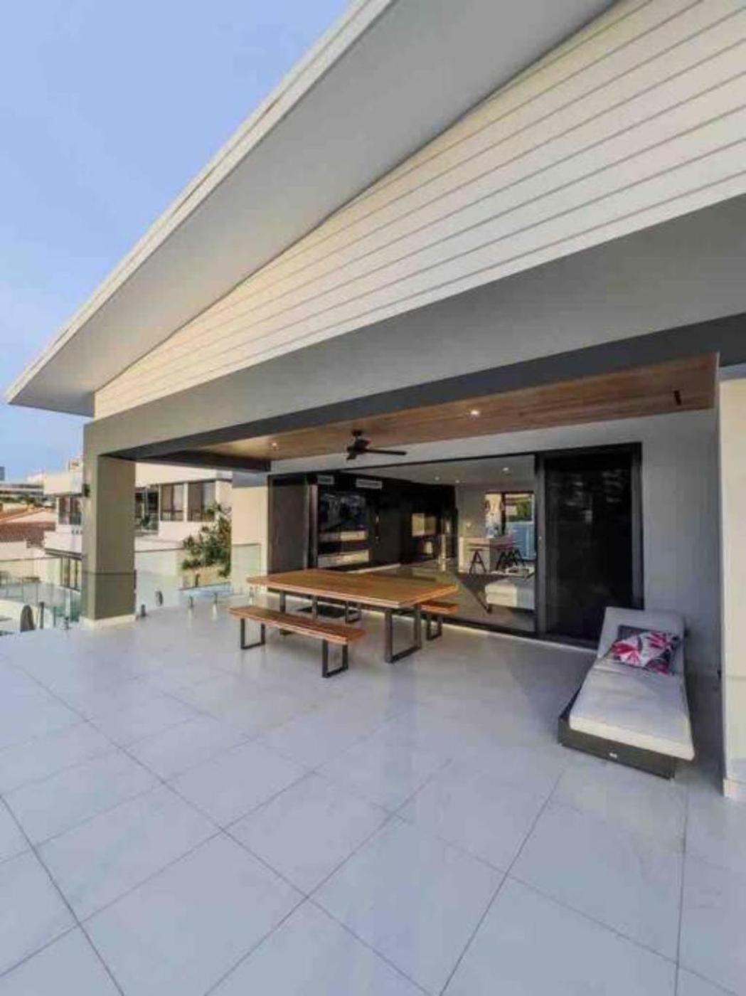 12 Sleep Millionaire's Waterfront