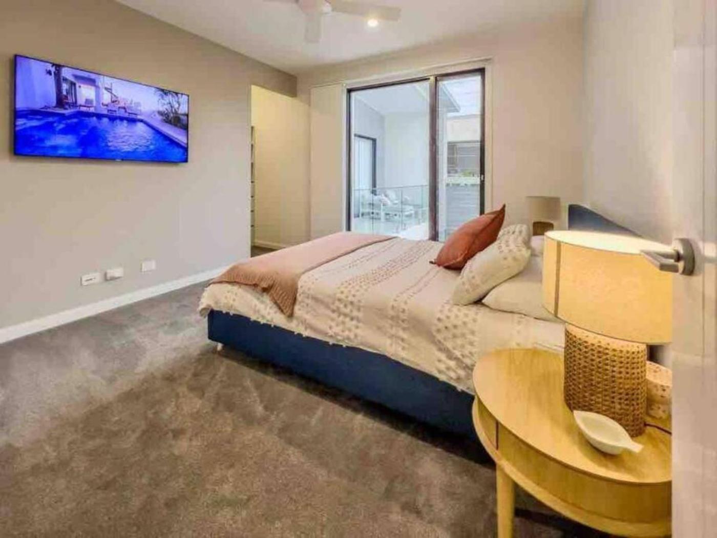 12 Sleep Millionaire's Waterfront
