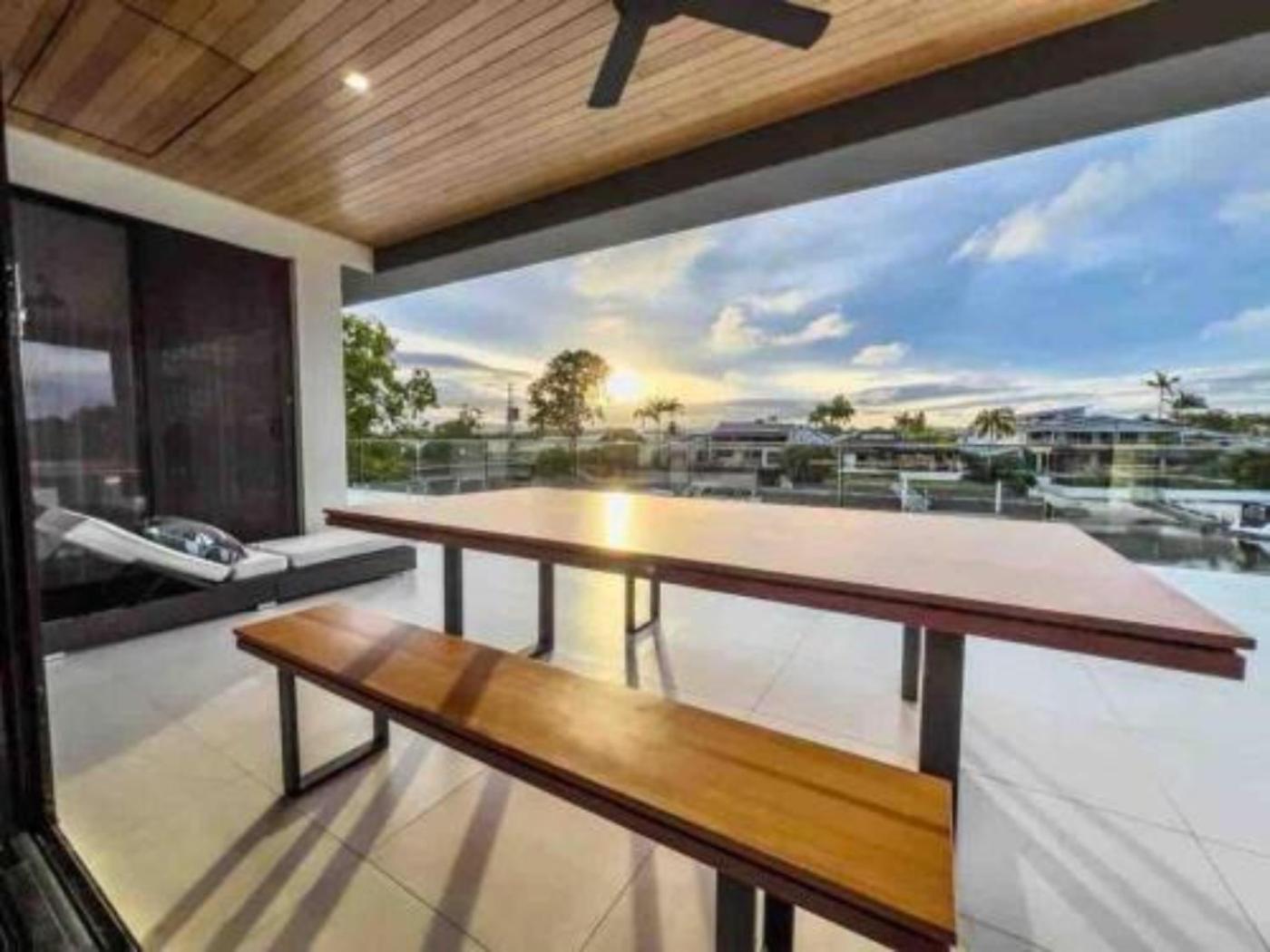 12 Sleep Millionaire's Waterfront