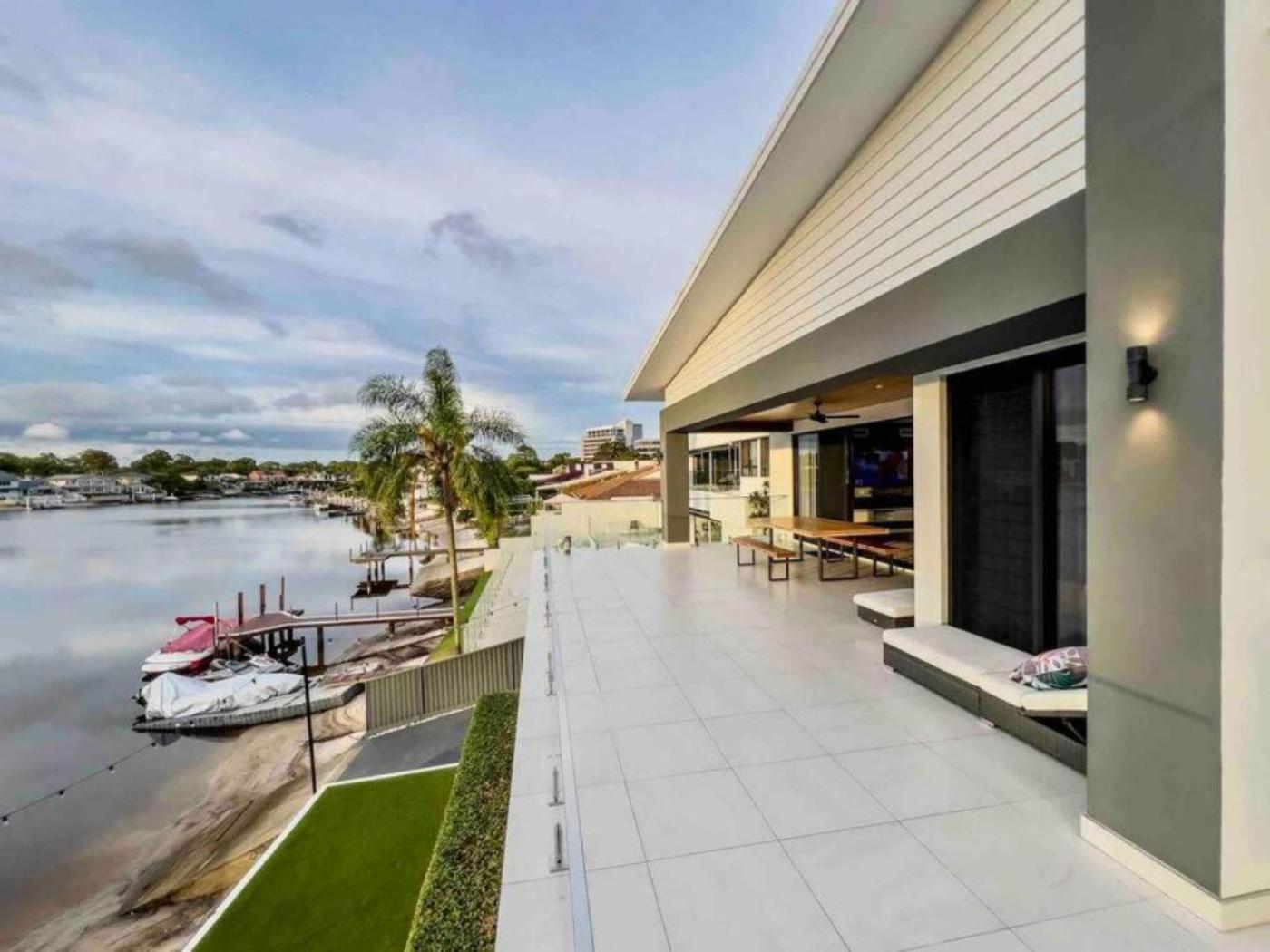 12 Sleep Millionaire's Waterfront