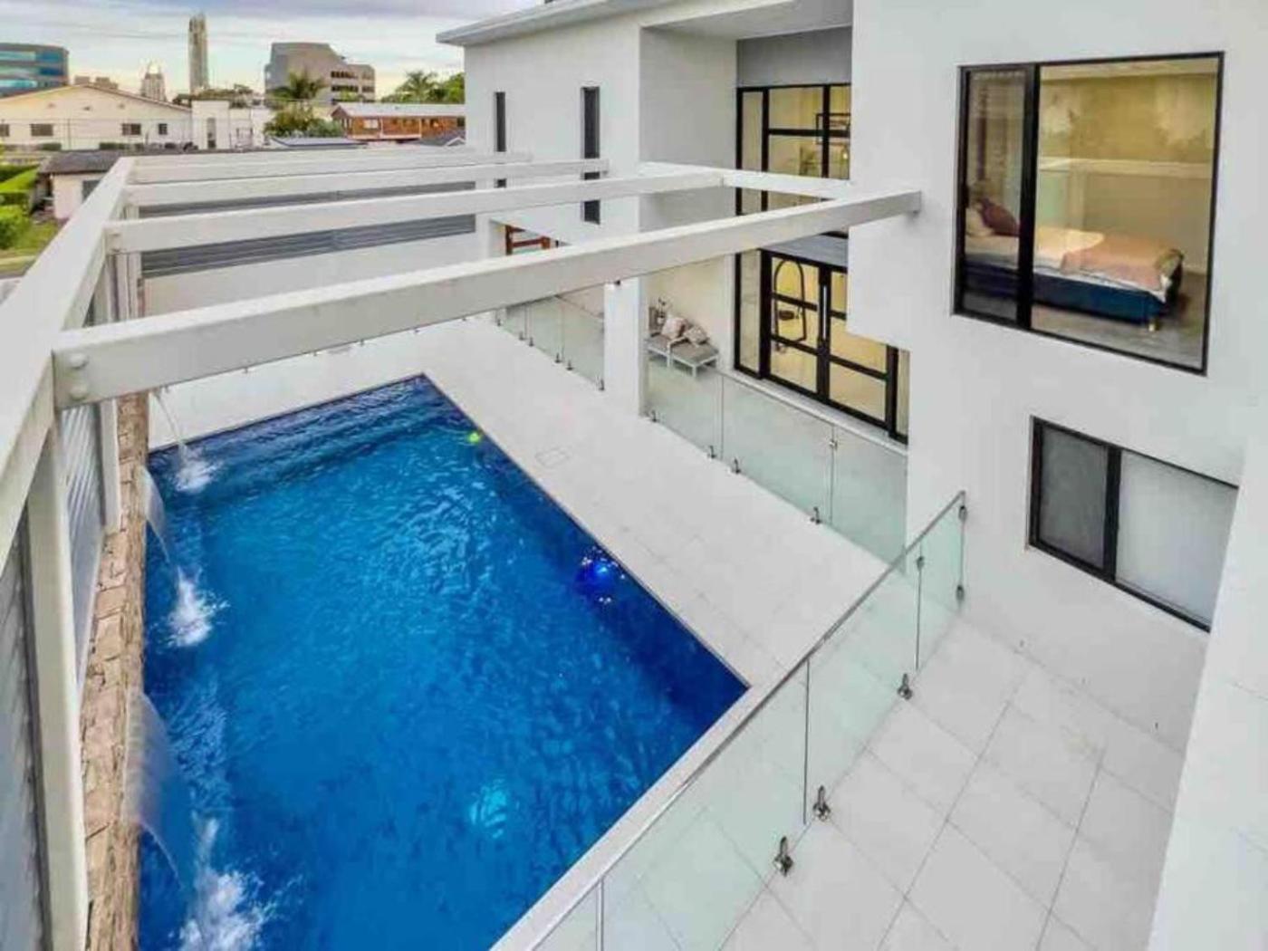 12 Sleep Millionaire's Waterfront