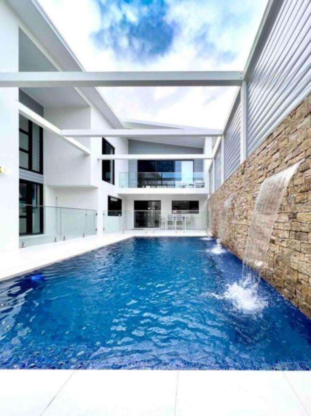 12 Sleep Millionaire's Waterfront