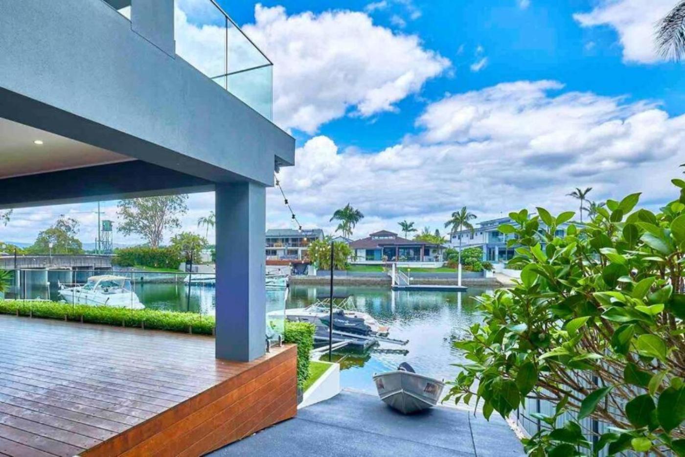 12 Sleep Millionaire's Waterfront