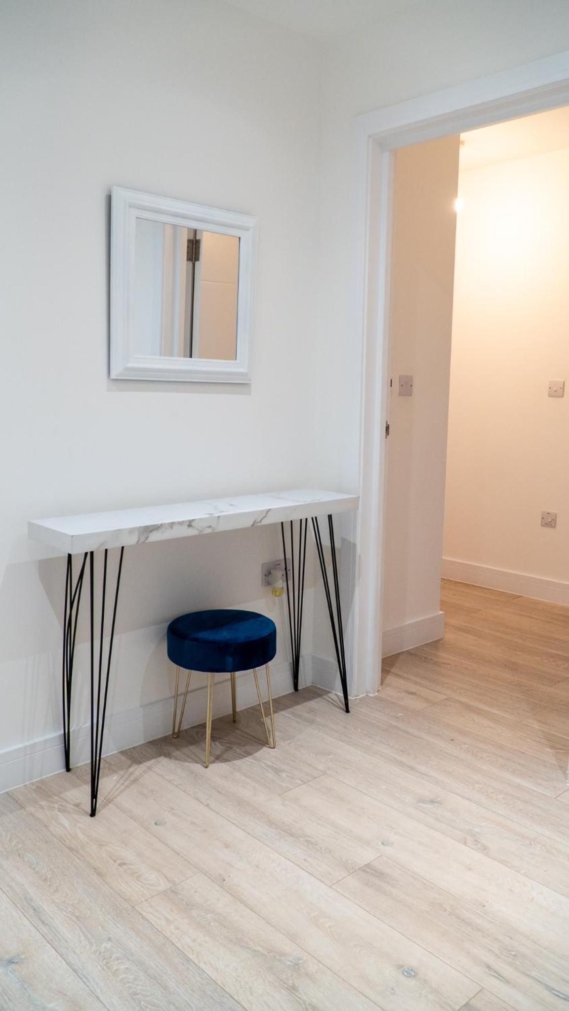 Lovely 2 bed Penthouse in Loughton central location