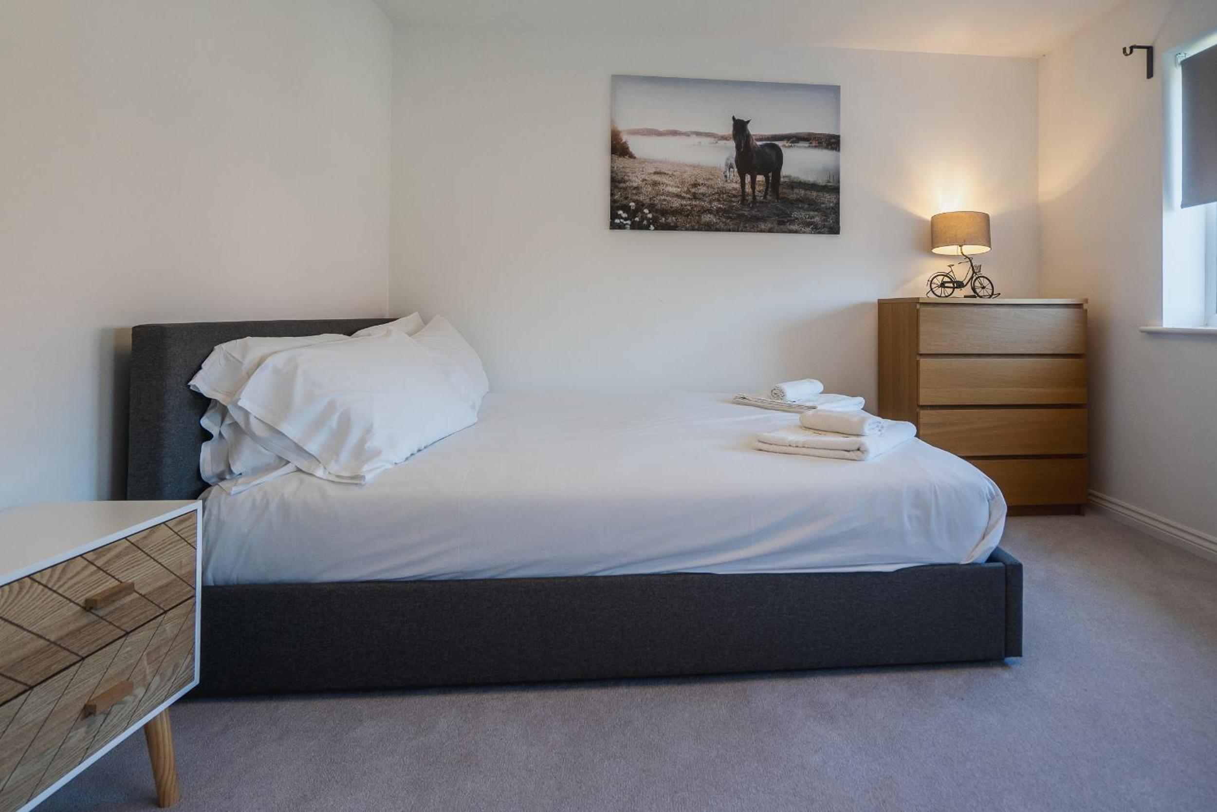 Comfortable 3 Bedroom Home w Garden and Parking view 5