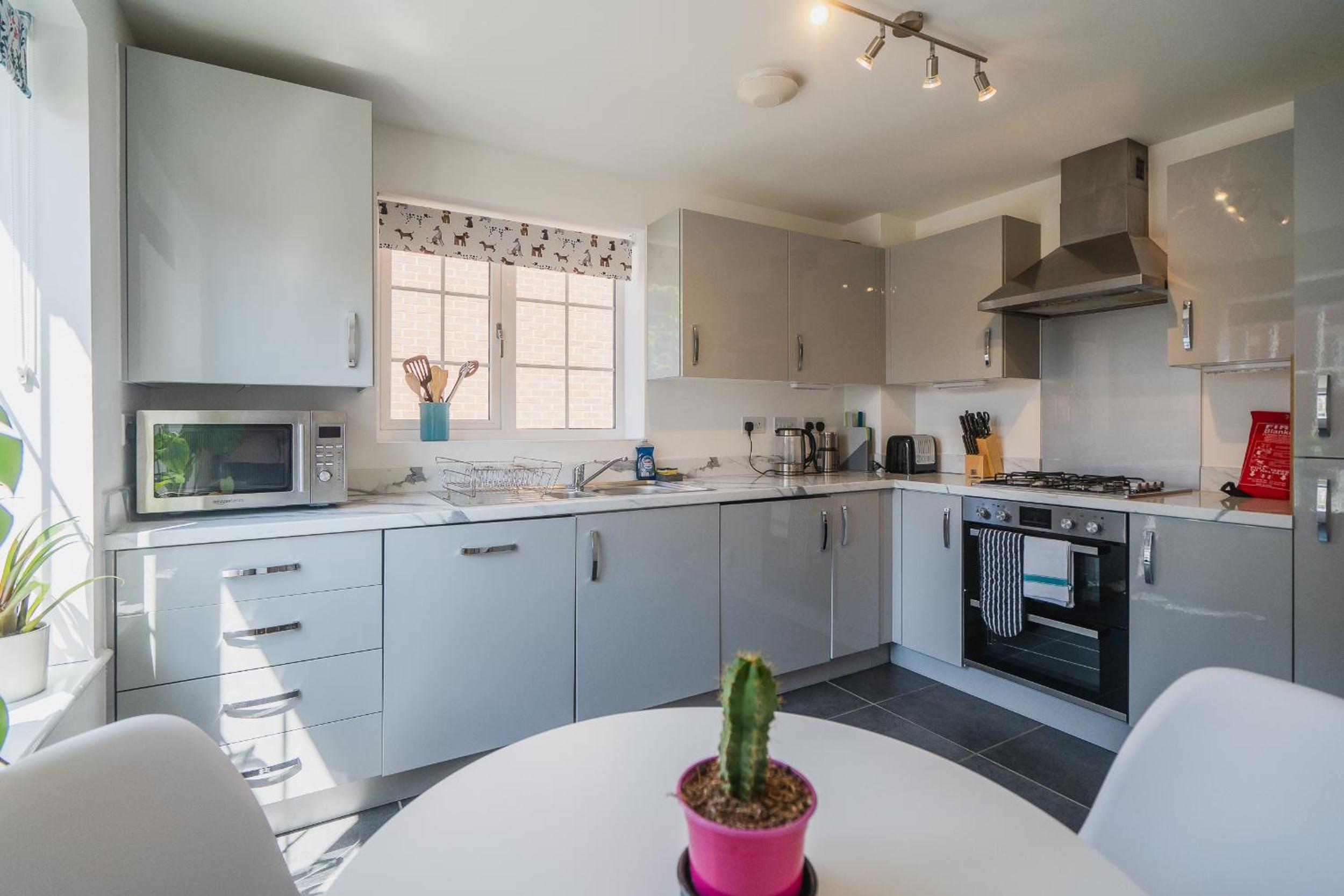 Comfortable 3 Bedroom Home w Garden and Parking view 2