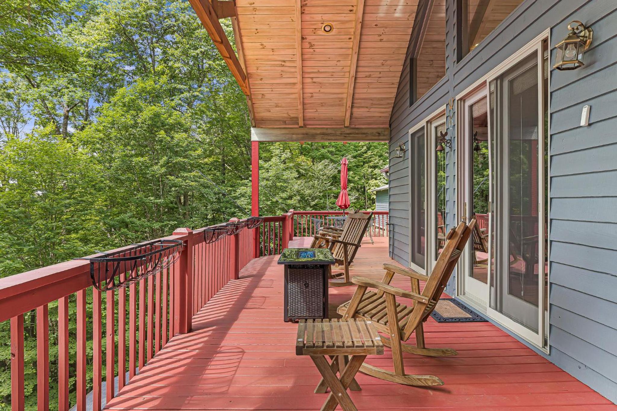Peak Living Mountain Home With Fireplace view 5