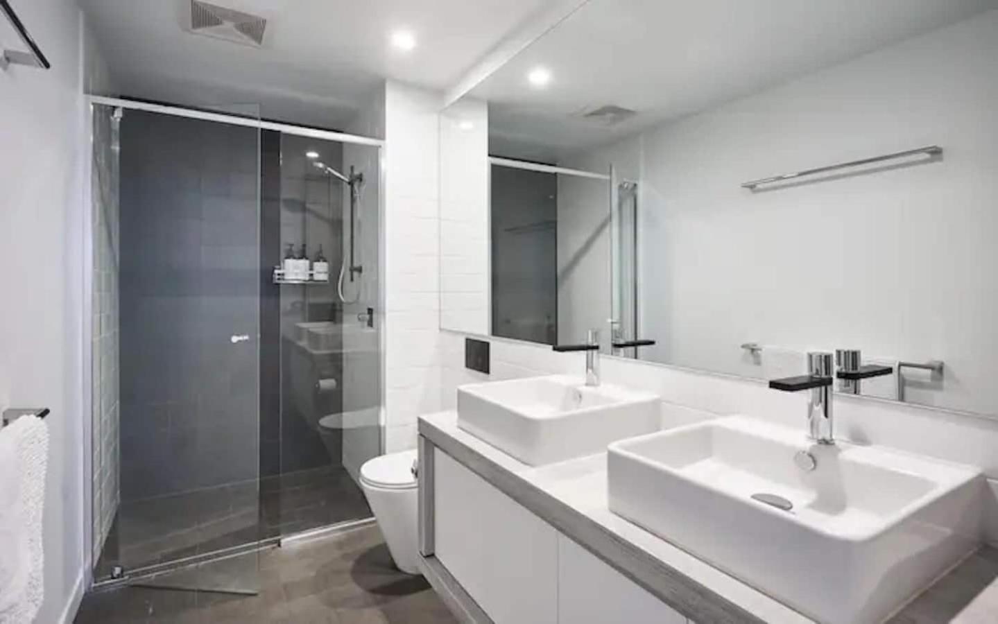Beach front luxury with two carparks, pool, gym