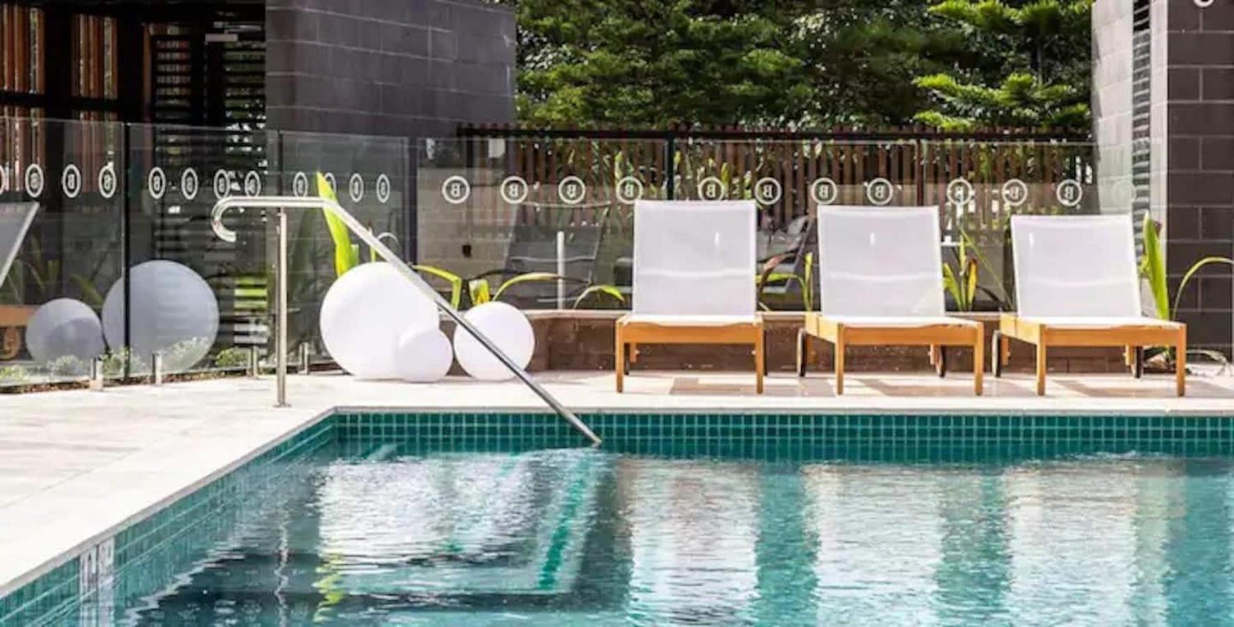 Beach front luxury with two carparks, pool, gym