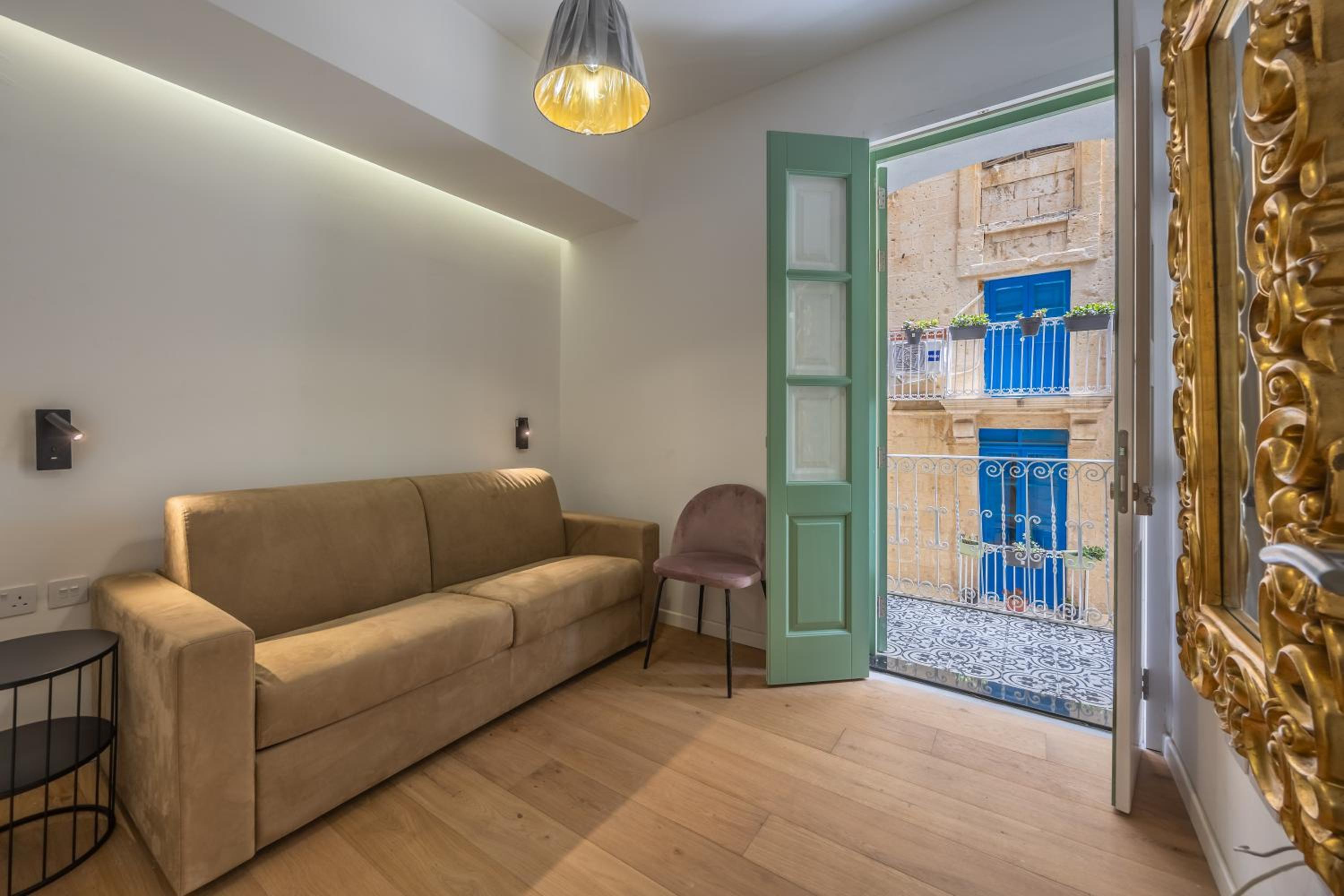 Traditional 2BR Stylish Townhouse with Maltese Balcony - Close to Triton Fountain Valletta, Sliema & Saint Julians view 5