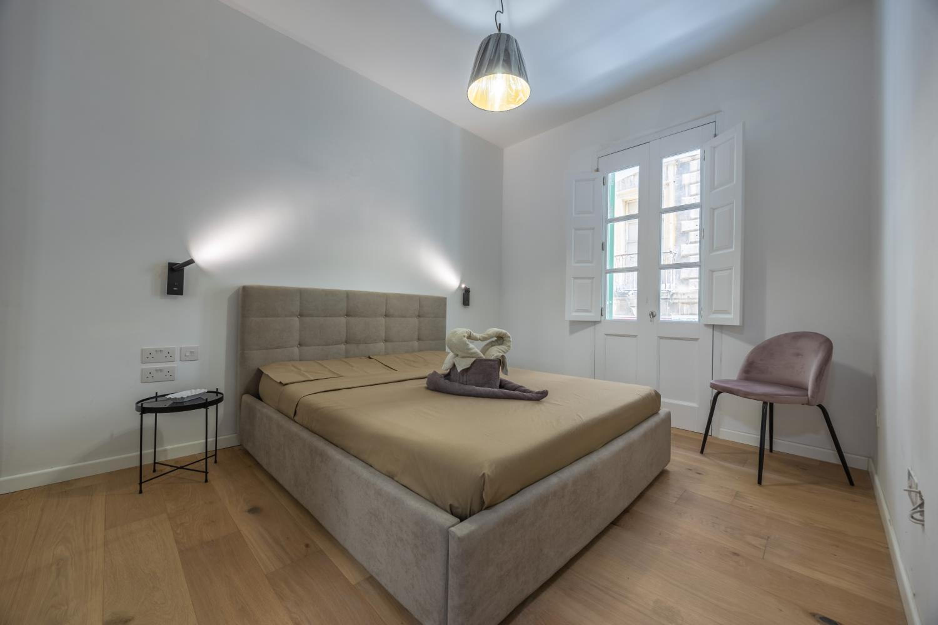 Traditional 2BR Stylish Townhouse with Maltese Balcony - Close to Triton Fountain Valletta, Sliema & Saint Julians view 3
