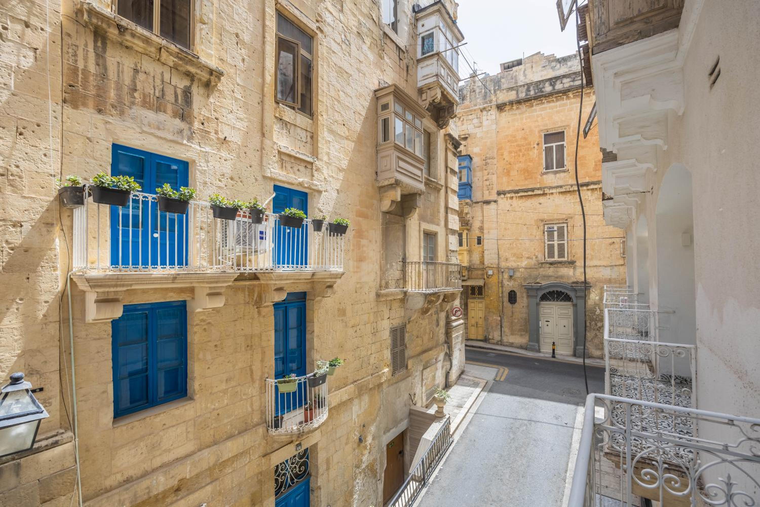 Traditional 2BR Stylish Townhouse with Maltese Balcony - Close to Triton Fountain Valletta, Sliema & Saint Julians view 2