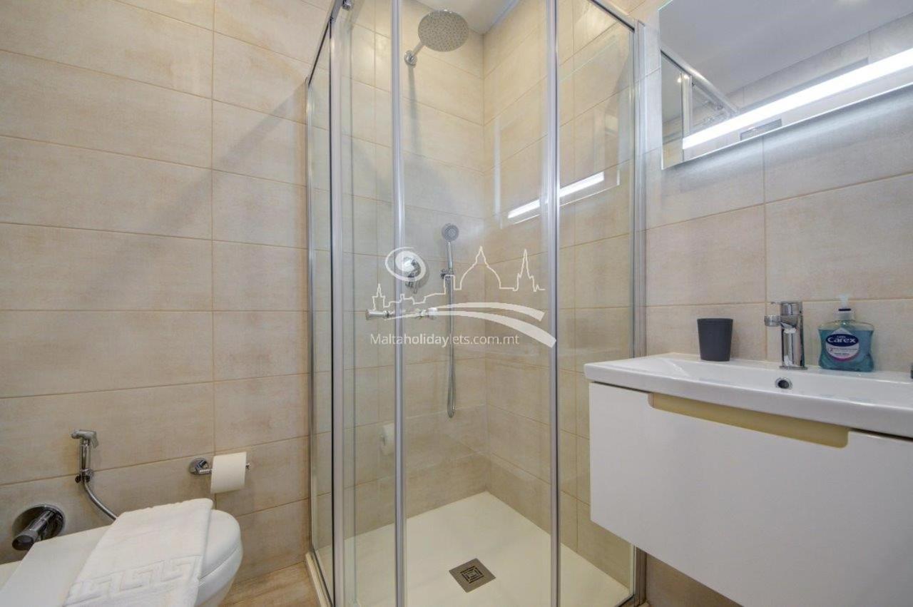 Central Two Bed - Short Walk to St Julian's & Sliema photo 2
