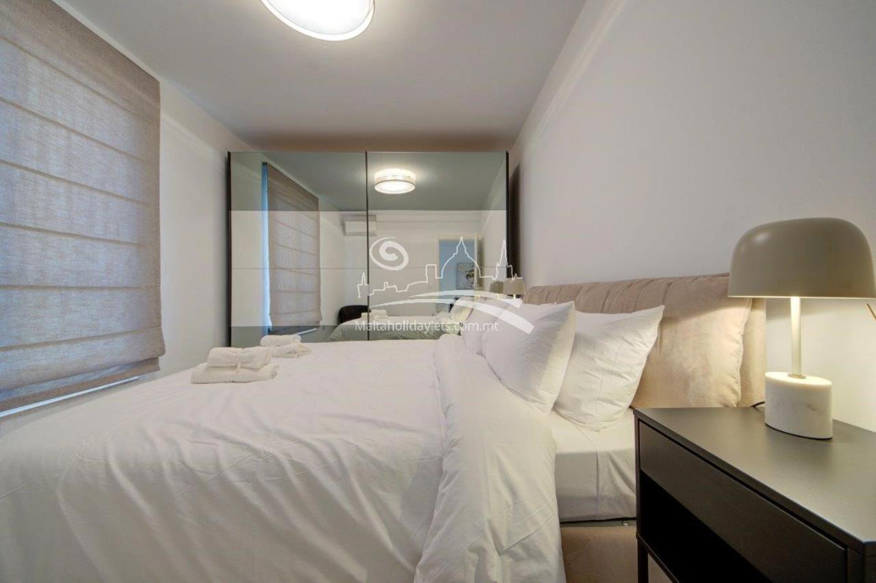 Central Two Bed - Short Walk to St Julian's & Sliema photo 4