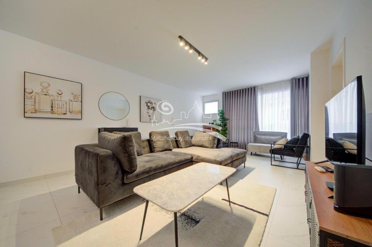 Central Two Bed - Short Walk to St Julian's & Sliema photo 2