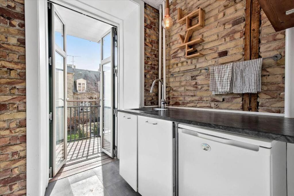 Full apartment - 4 min to downtown view 3