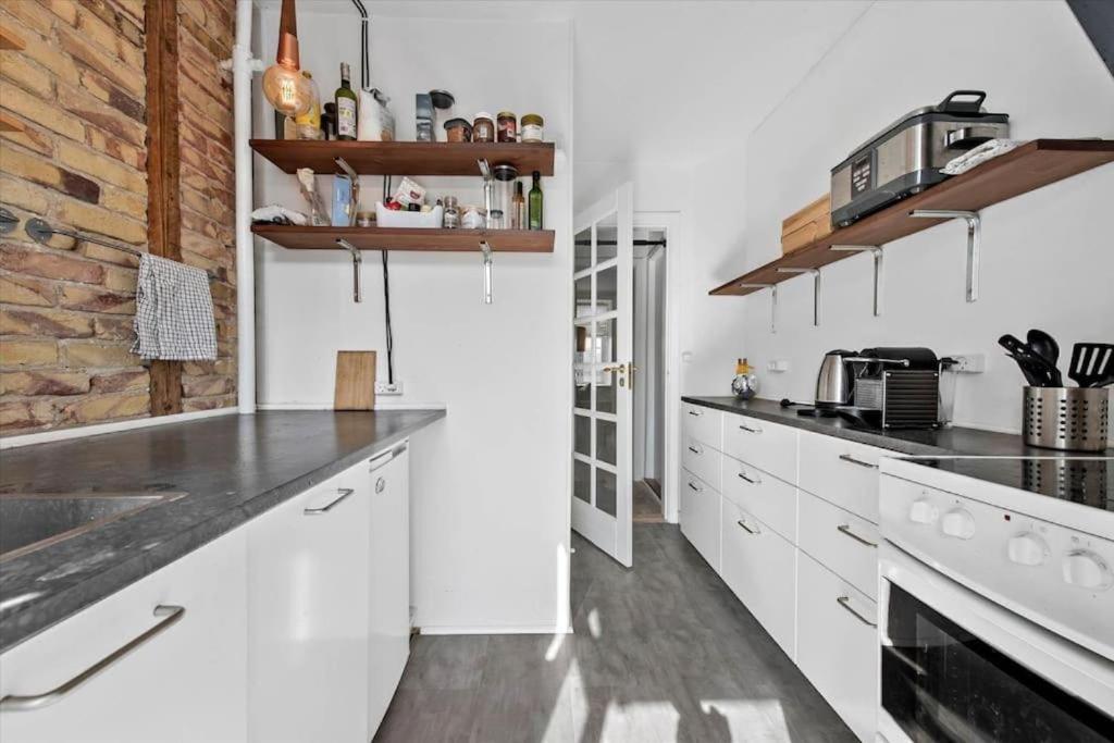 Full apartment - 4 min to downtown view 5