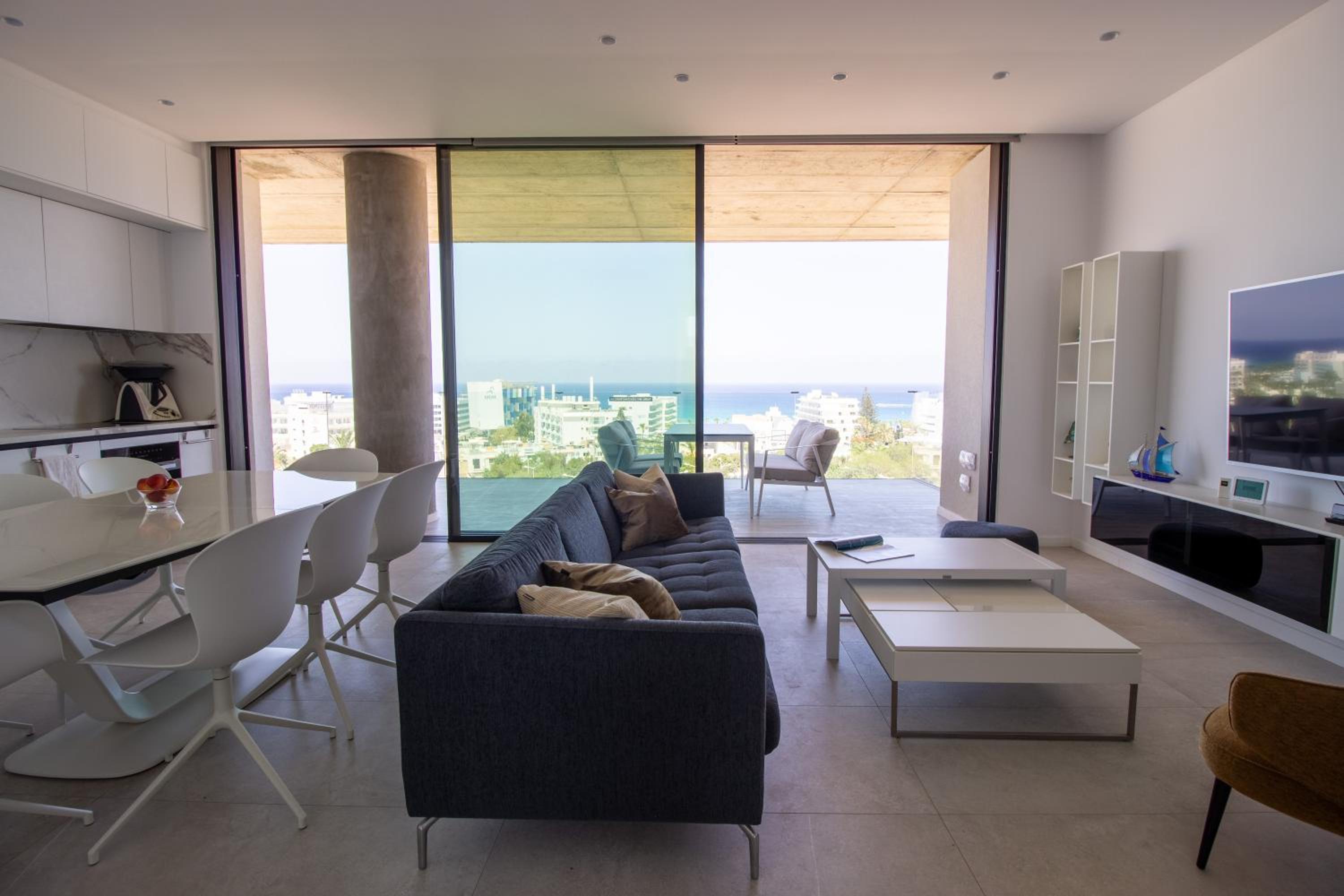 Luxury 4-bed with sea-views