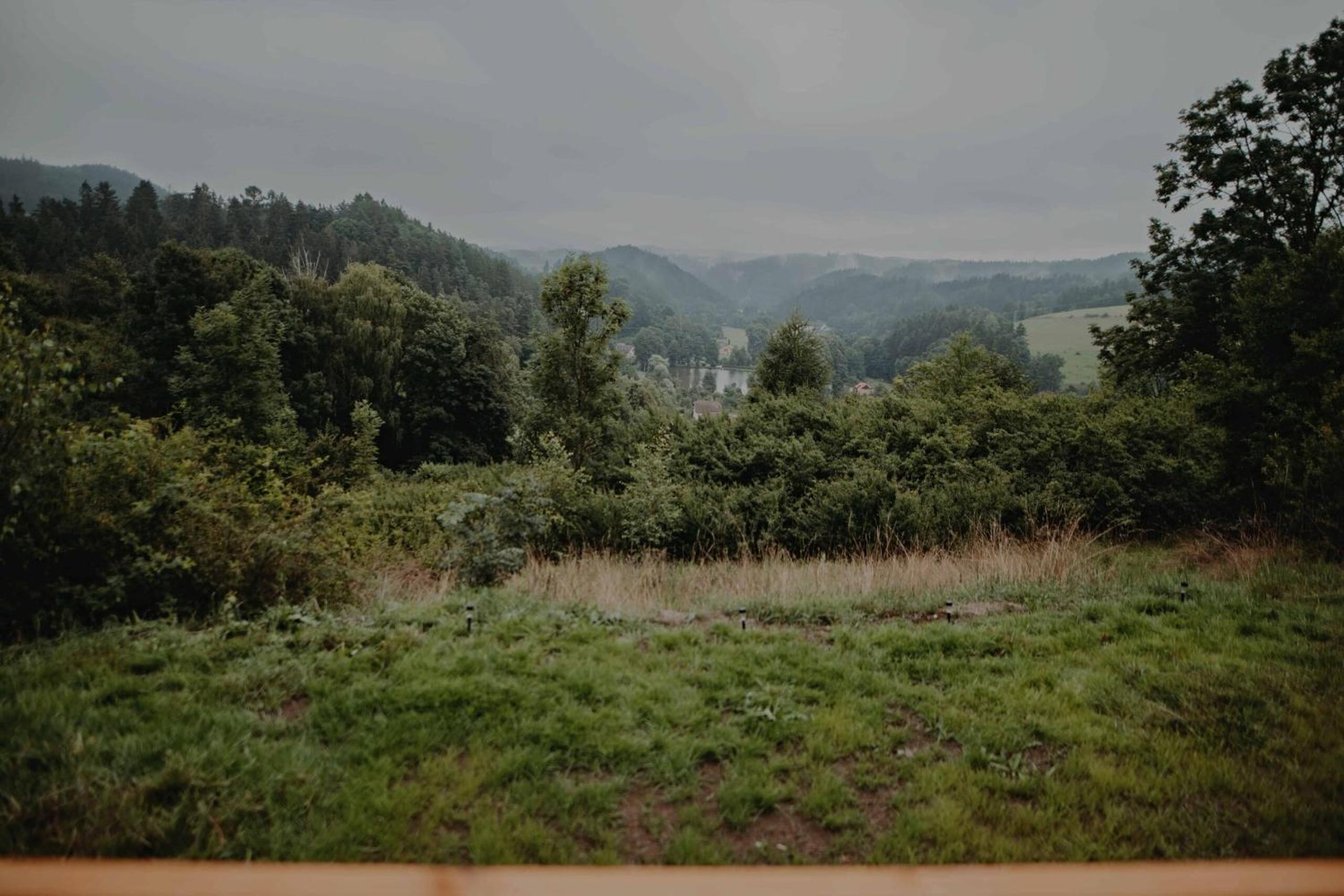 Kouzelná maringotka nad rybníkem