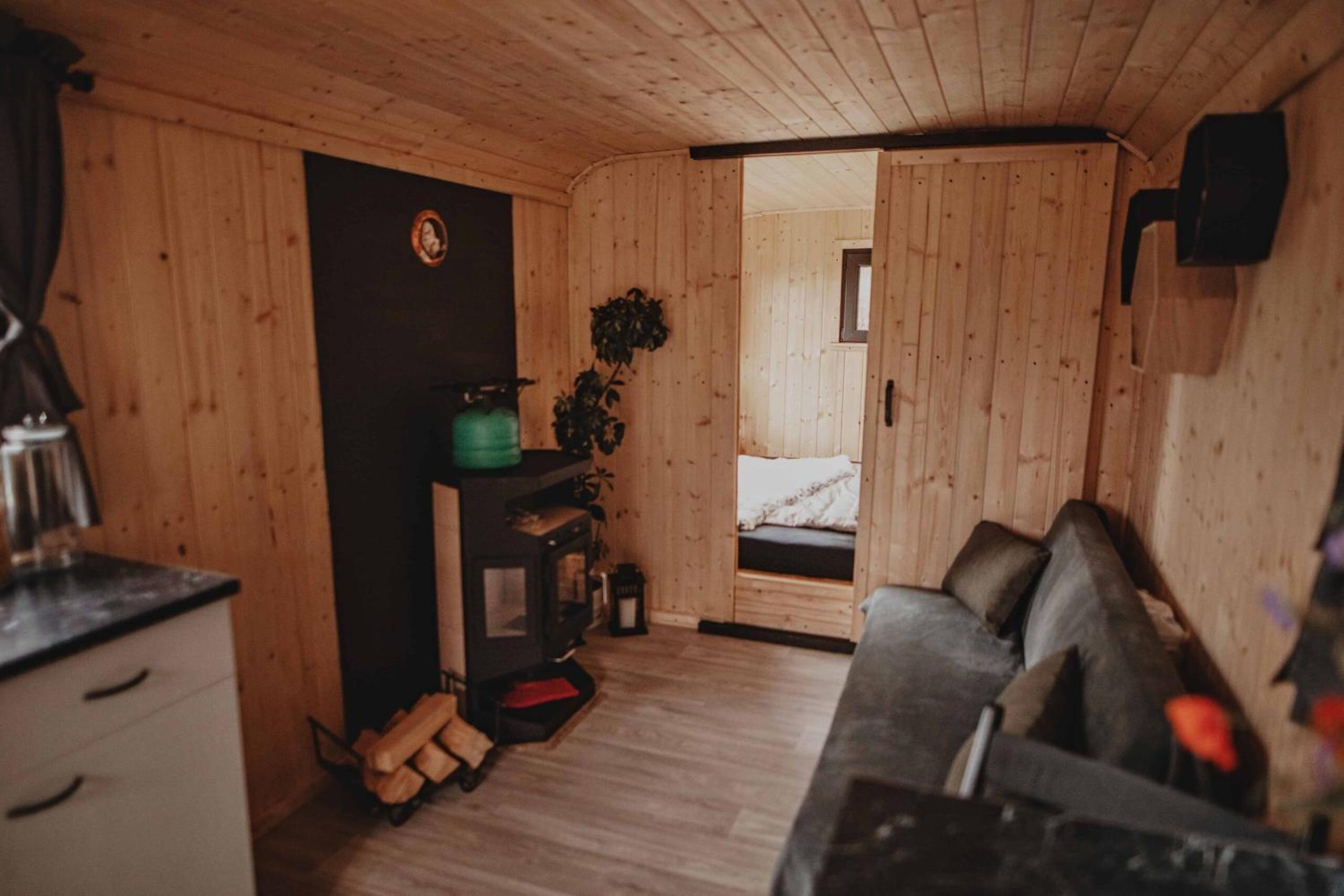 Kouzelná maringotka nad rybníkem