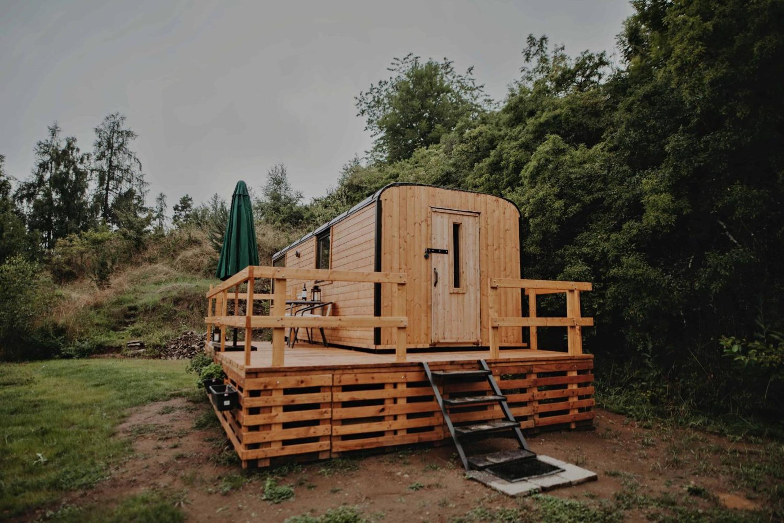 Kouzelná maringotka nad rybníkem