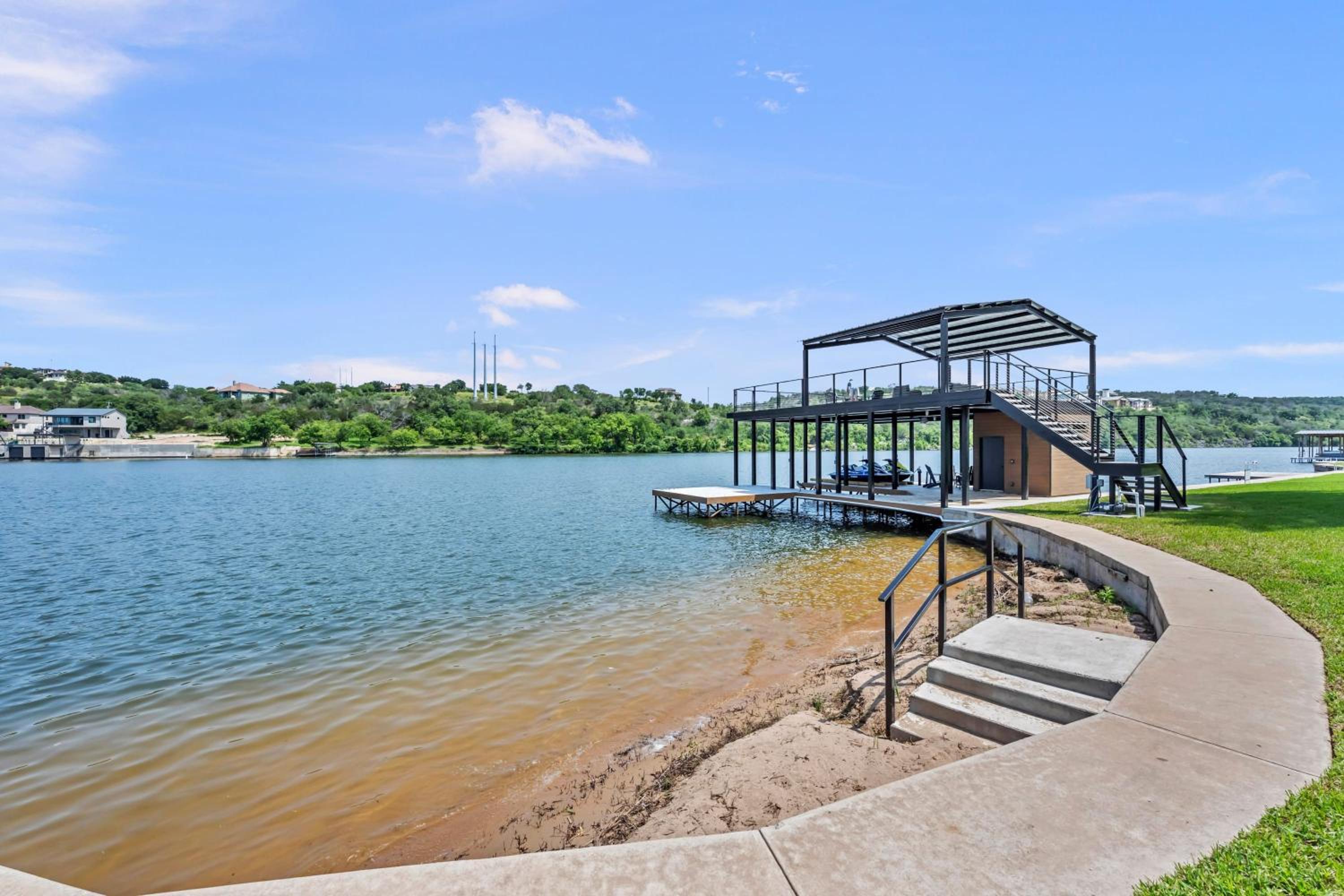 The Retreat on Lakeshore with Concierge Services view 3