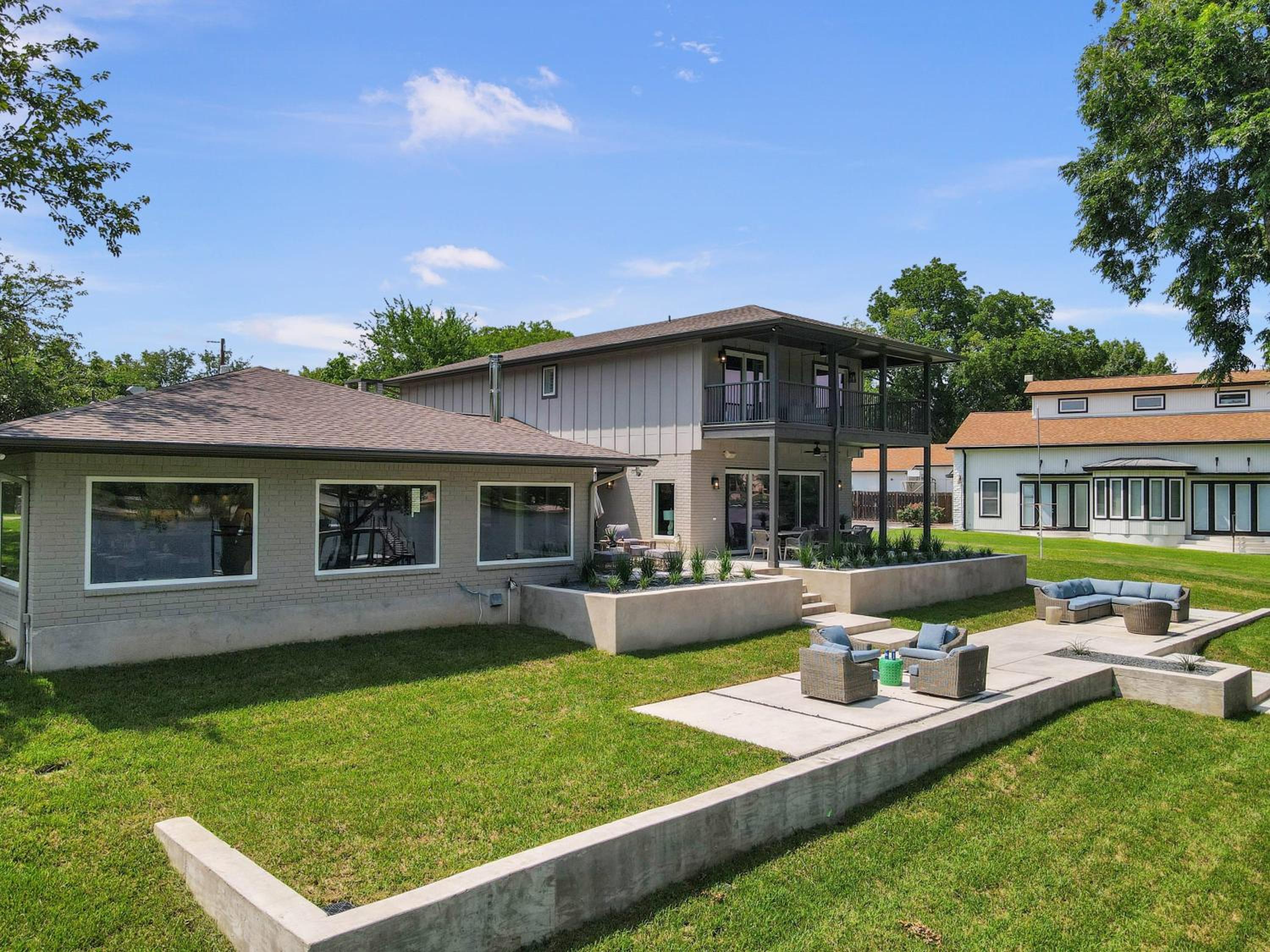The Retreat on Lakeshore with Concierge Services view 5