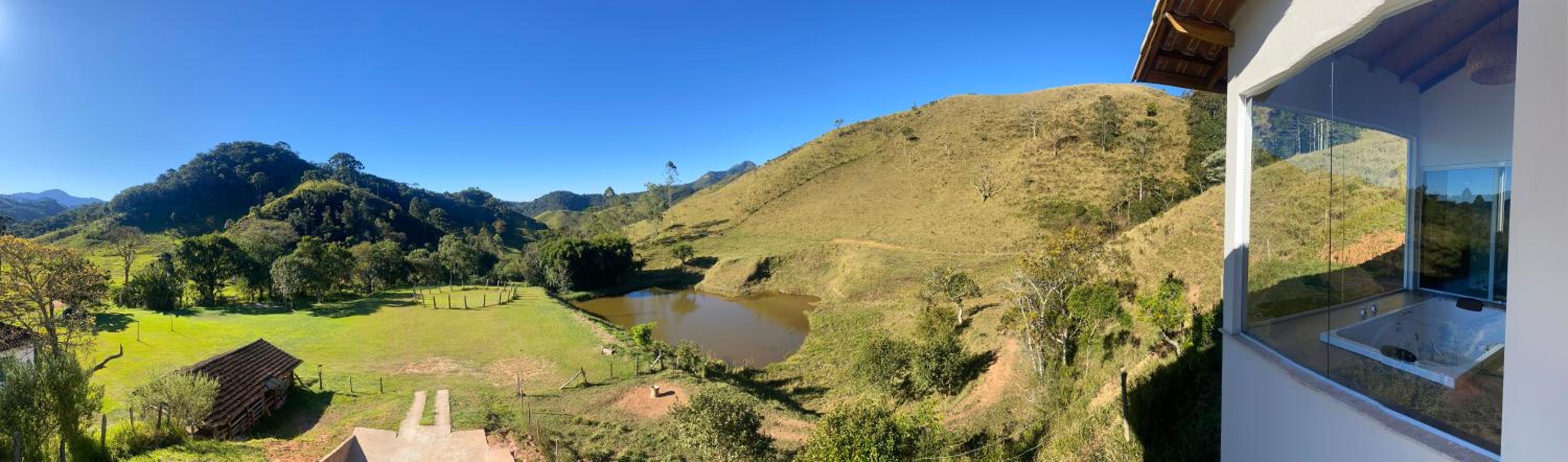 Chalé vista do lago