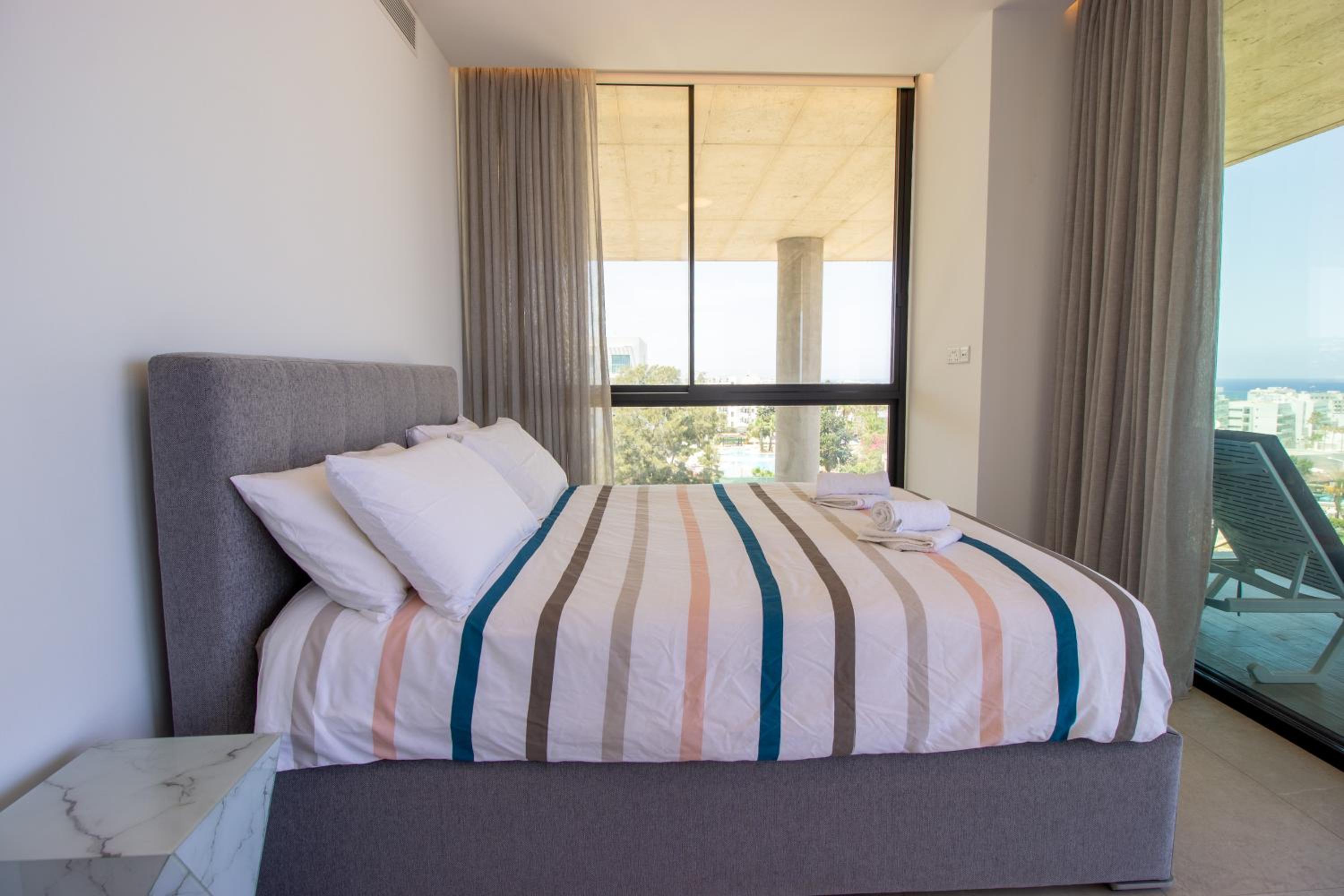 Luxury 4-bed with sea-views
