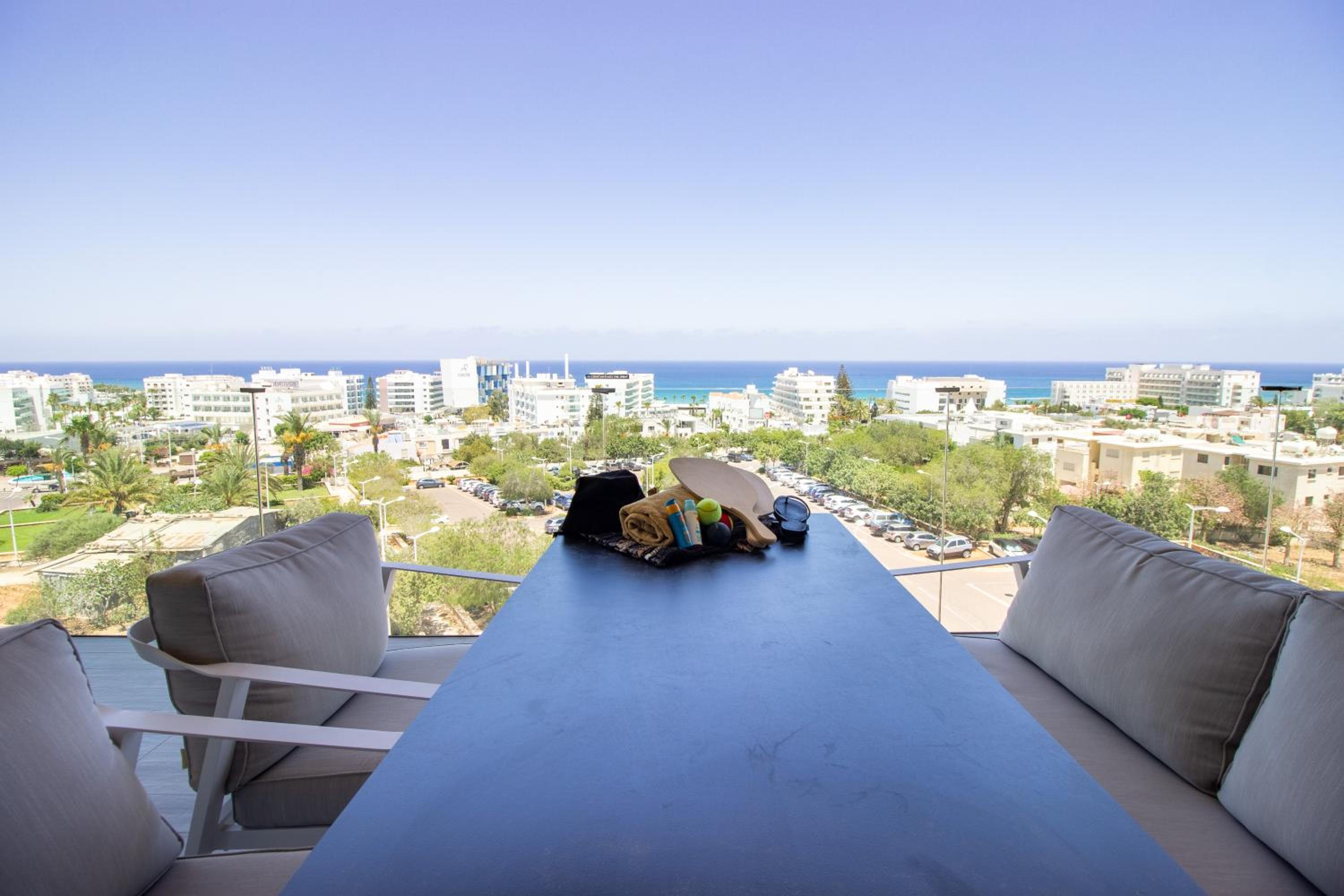 Luxury 4-bed with sea-views