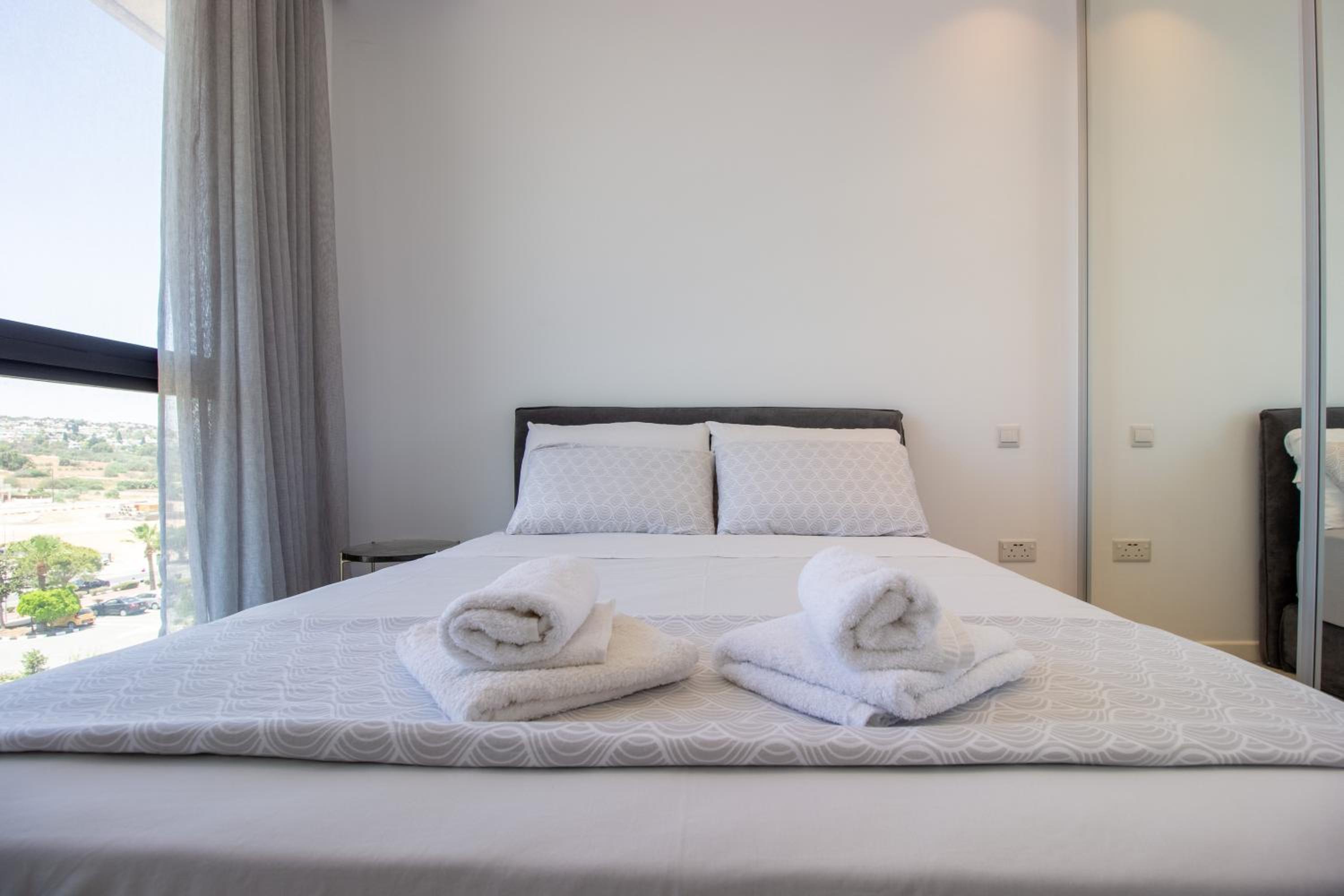 Luxury 4-bed with sea-views