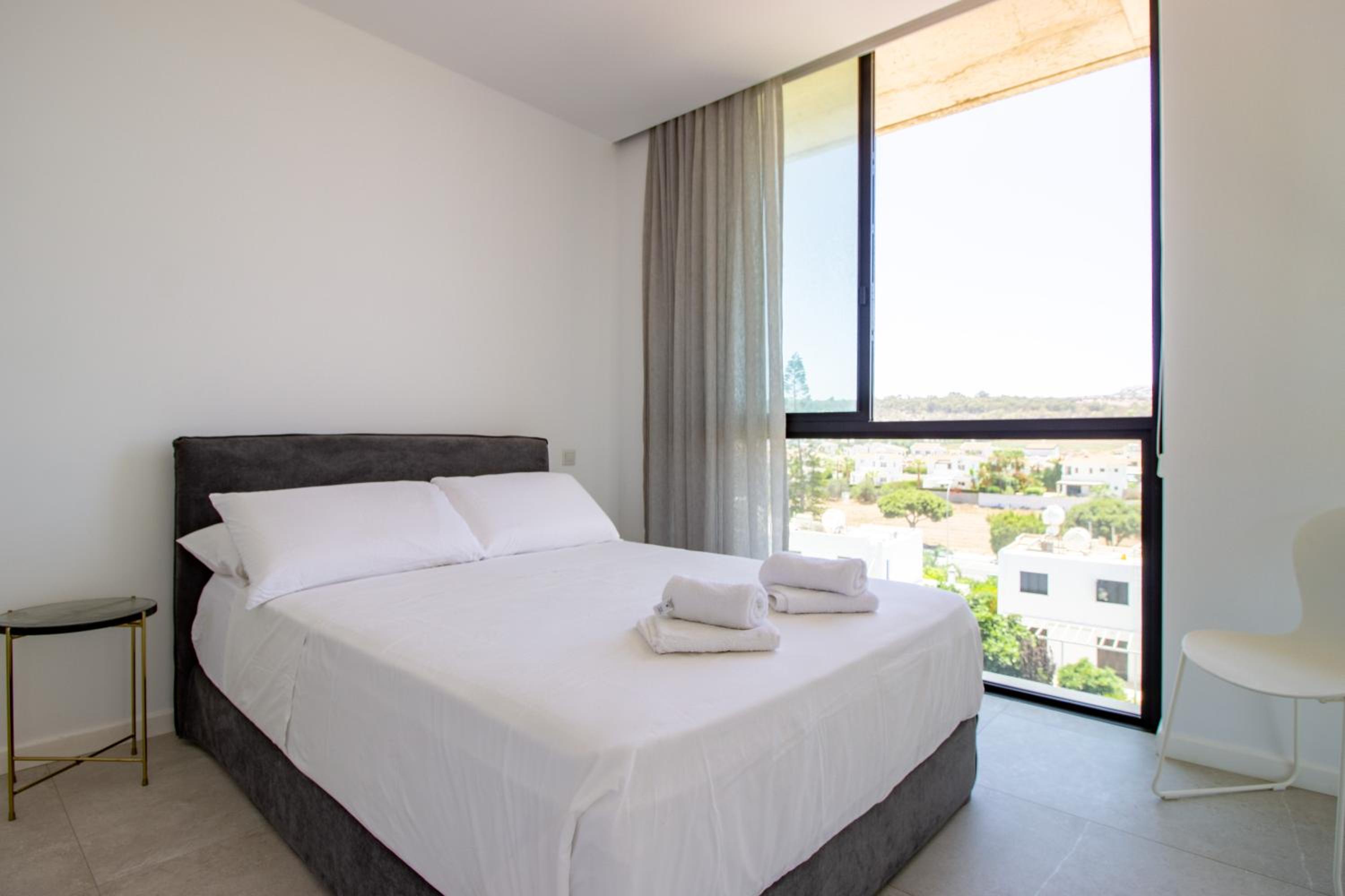 Luxury 4-bed with sea-views