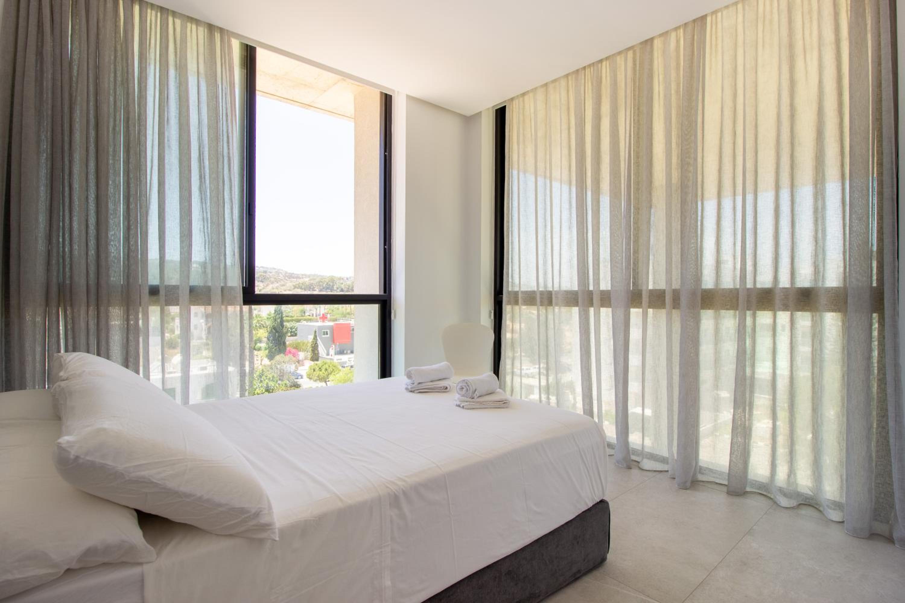 Luxury 4-bed with sea-views